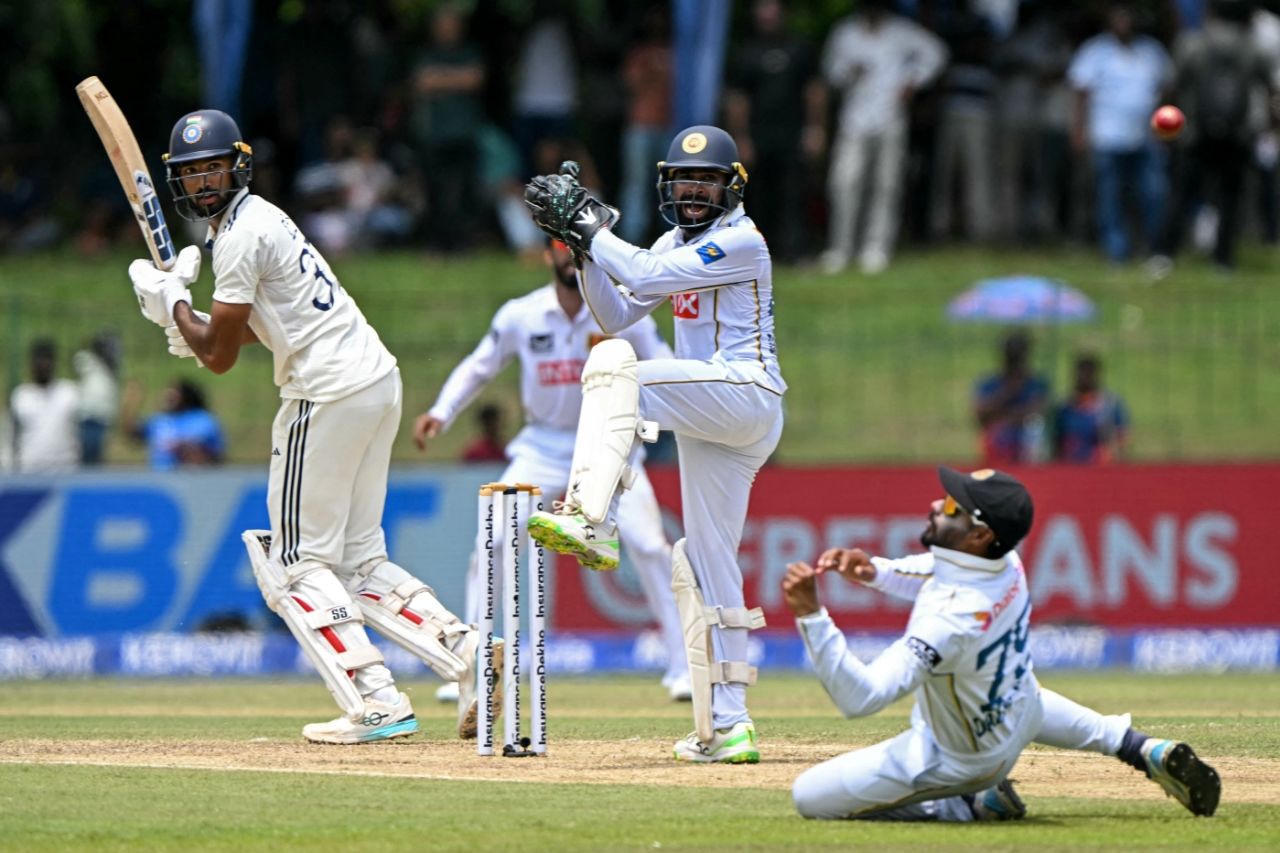 කොළඹ SSC හිදී පඩික්කාල්ගෙන් තවත් ශතකයක්: පළමු දින අවසානයේ ඉන්දියාව 300/5යි!