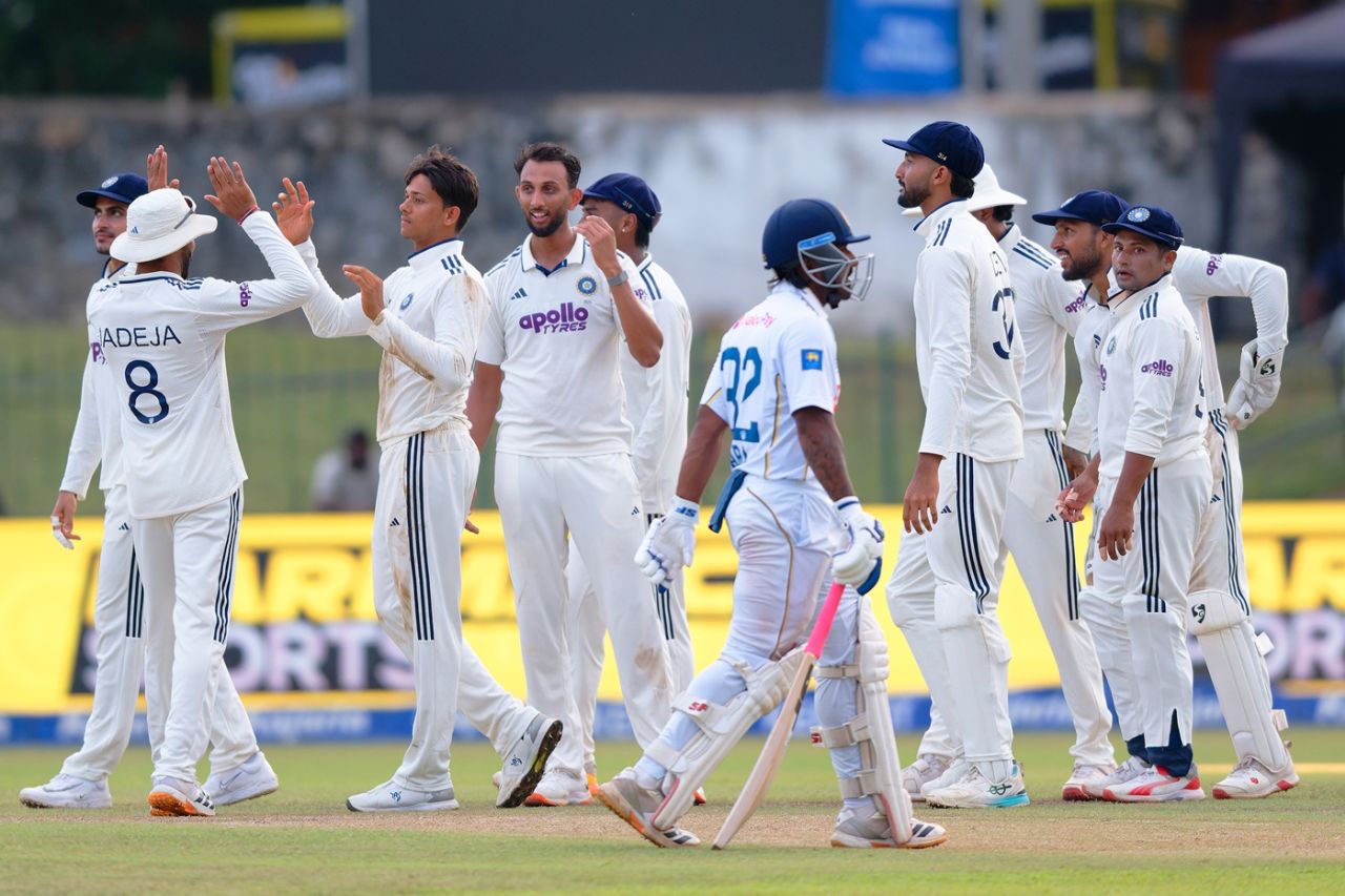 ආයෙත් ගුටි කෑමක් ද?  ඉන්දියාව කඩුළු 09ට 503යි... අපි අදට ලකුණු 08ට කඩුළු 02යි....