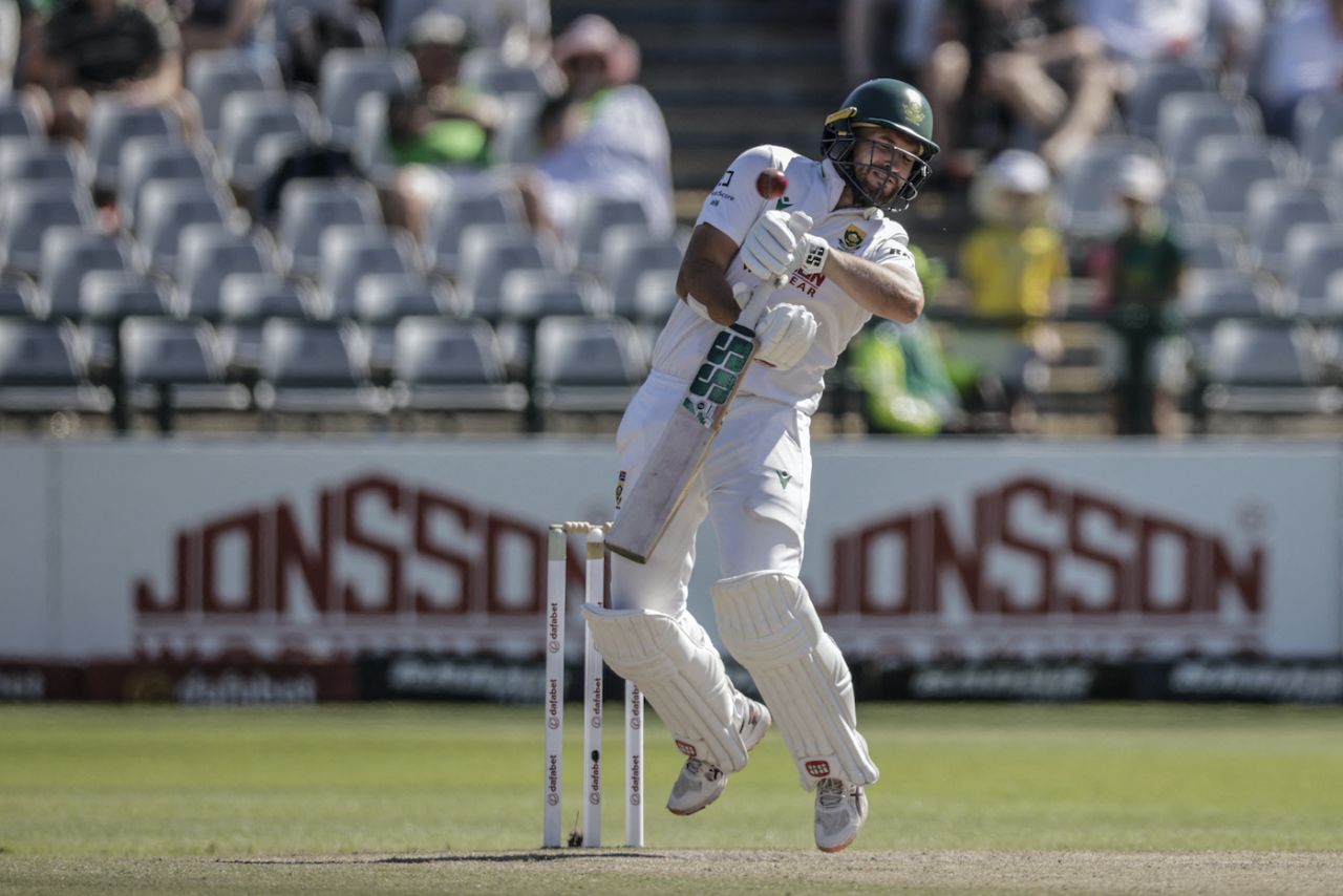 Wiaan Mulder does all he can to leave the bouncer, South Africa vs Australia, 3rd Test, Cape Town, 4th Day, October 30, 2026