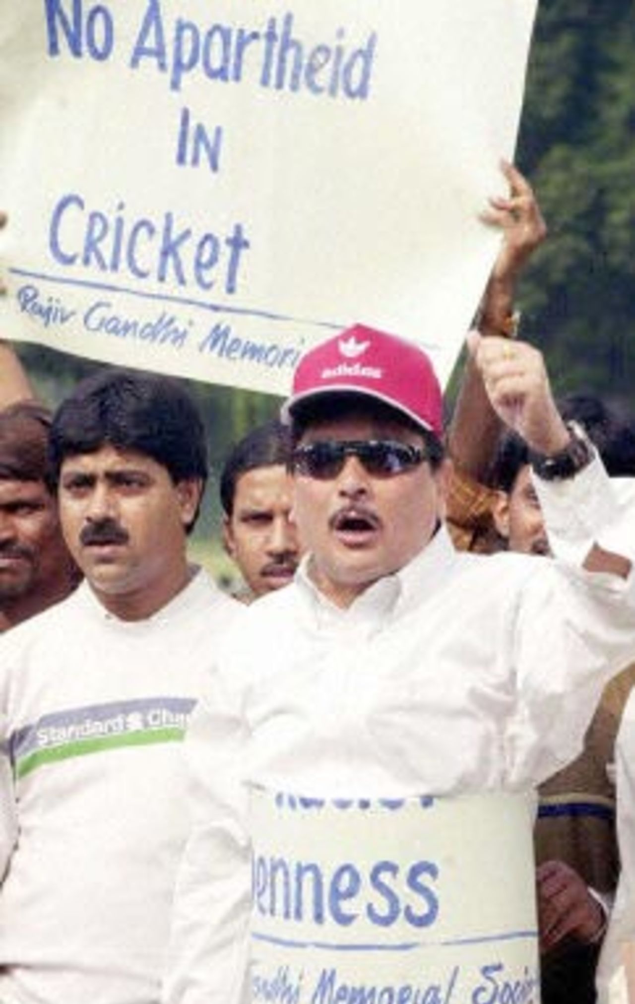 Protestors in Kolkata criticise the judgements of Mike Denness, November 20, 2001