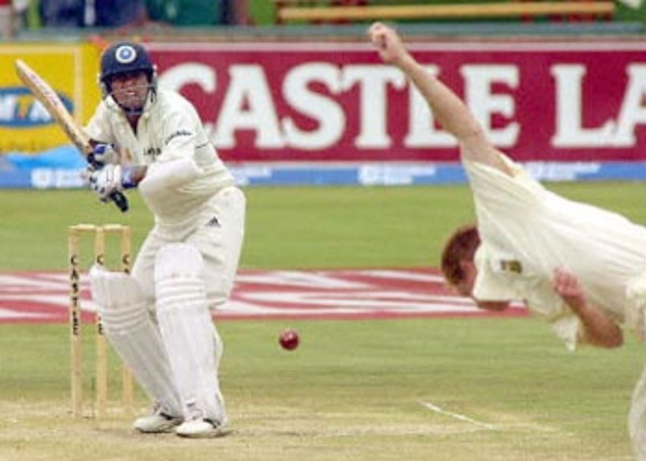 Shiv Sunder Das watches a short delivery from Shaun Pollock, South Africa v India, 3rd Test match, Day Four, SuperSport Park, Centurion, 23-27 November 2001