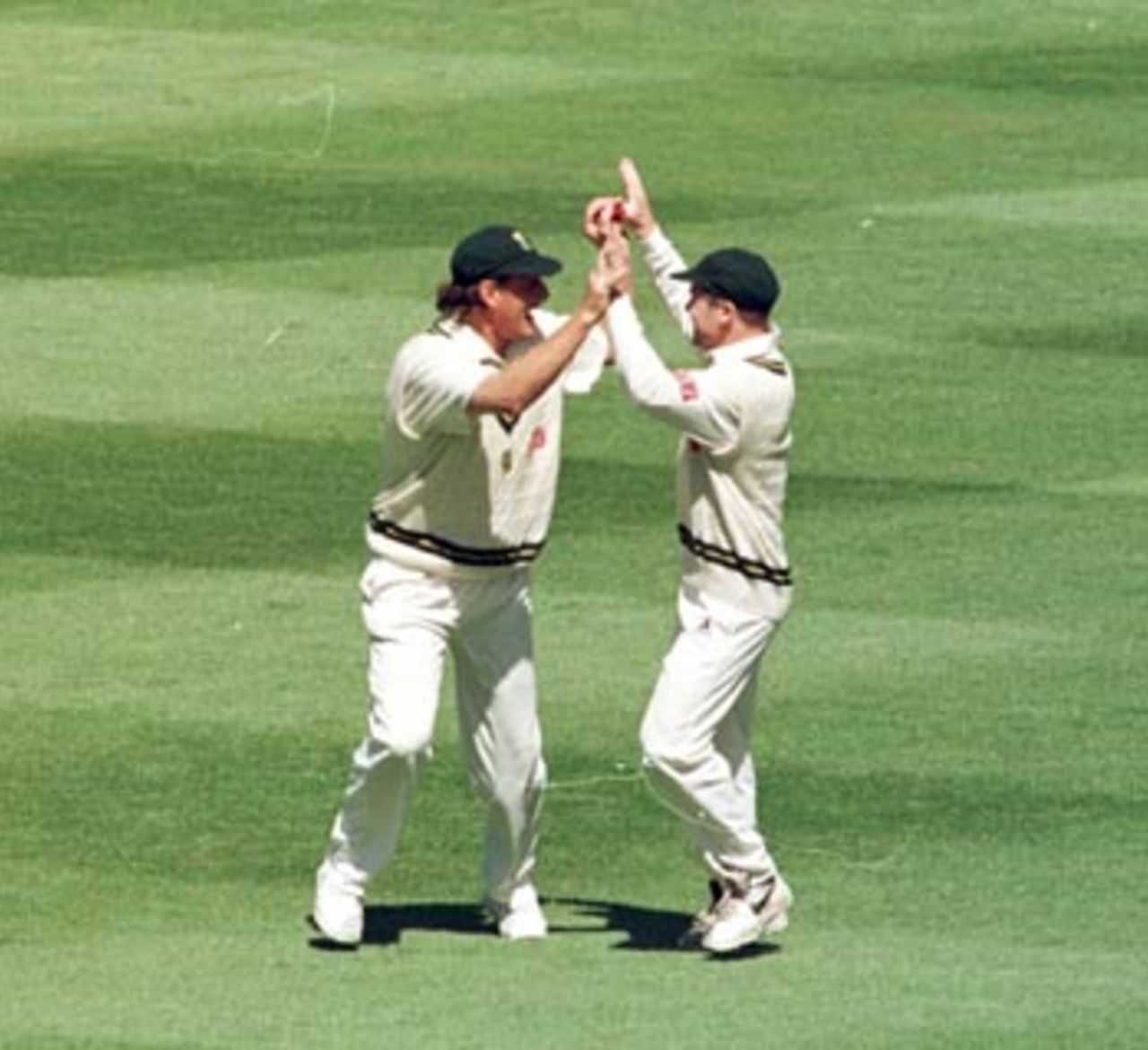 Brian McMillan high fives with Daryll Cullinan after catching Greg Blewett during the 3rd day of the Australia v South Africa Test match at the MCG in Melbourne. December 28th 1997.
