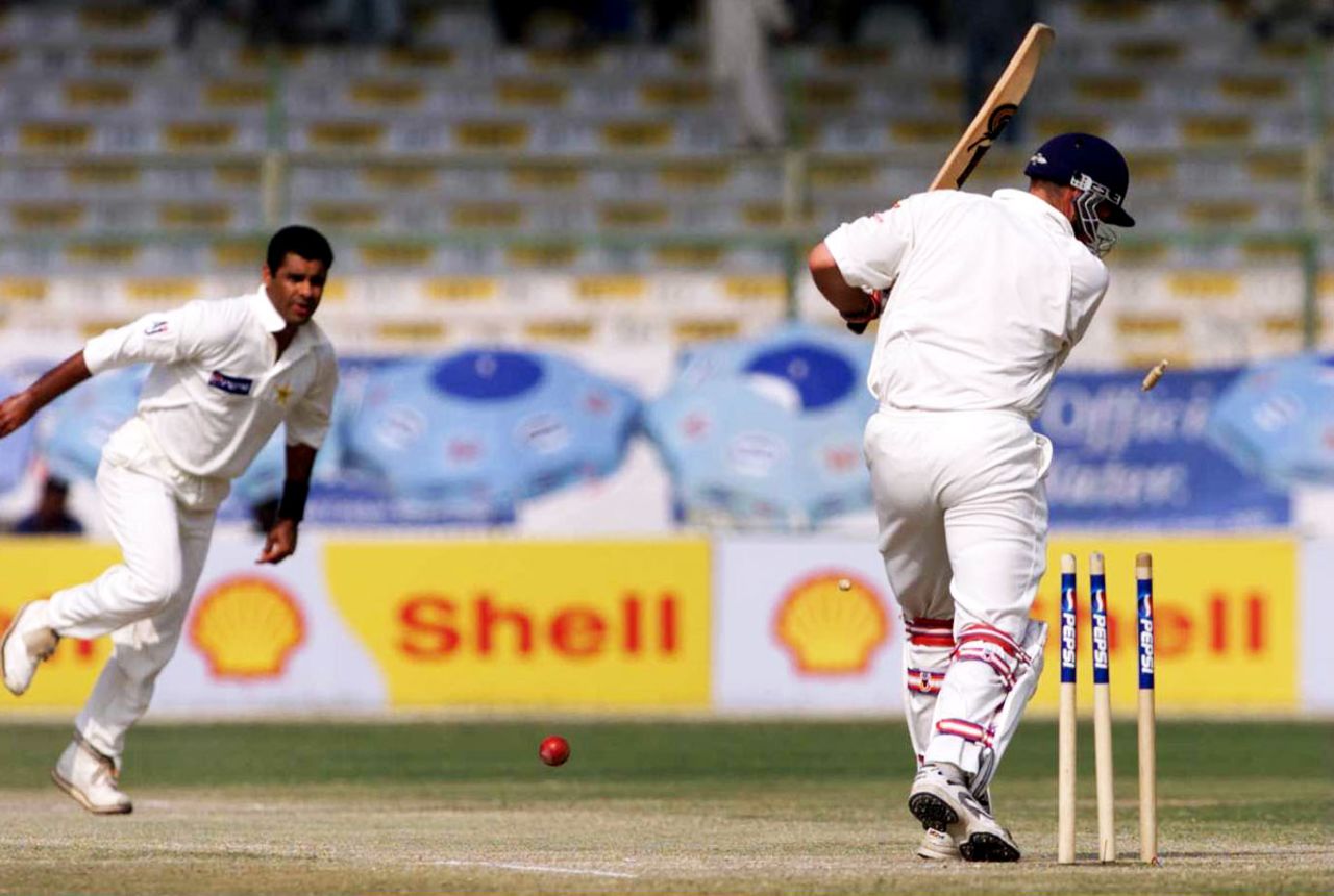 Waqar Younis bowls Ashley Giles, Pakistan v England, 3rd Test, Karachi, 4th day, December 10, 2000