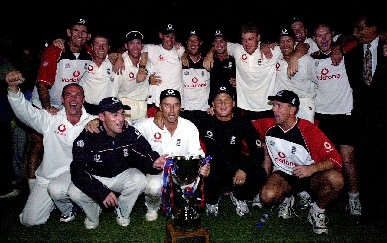 England celebrate their Test series win in Karachi, Pakistan v England, 3rd Test, Karachi, 5th day, December 11, 2000