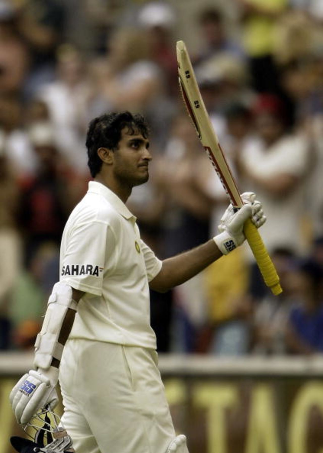 Sourav Ganguly acknowledges the applause, Australia v India, 1st Test, Brisbane, 4th day, December 7, 2003