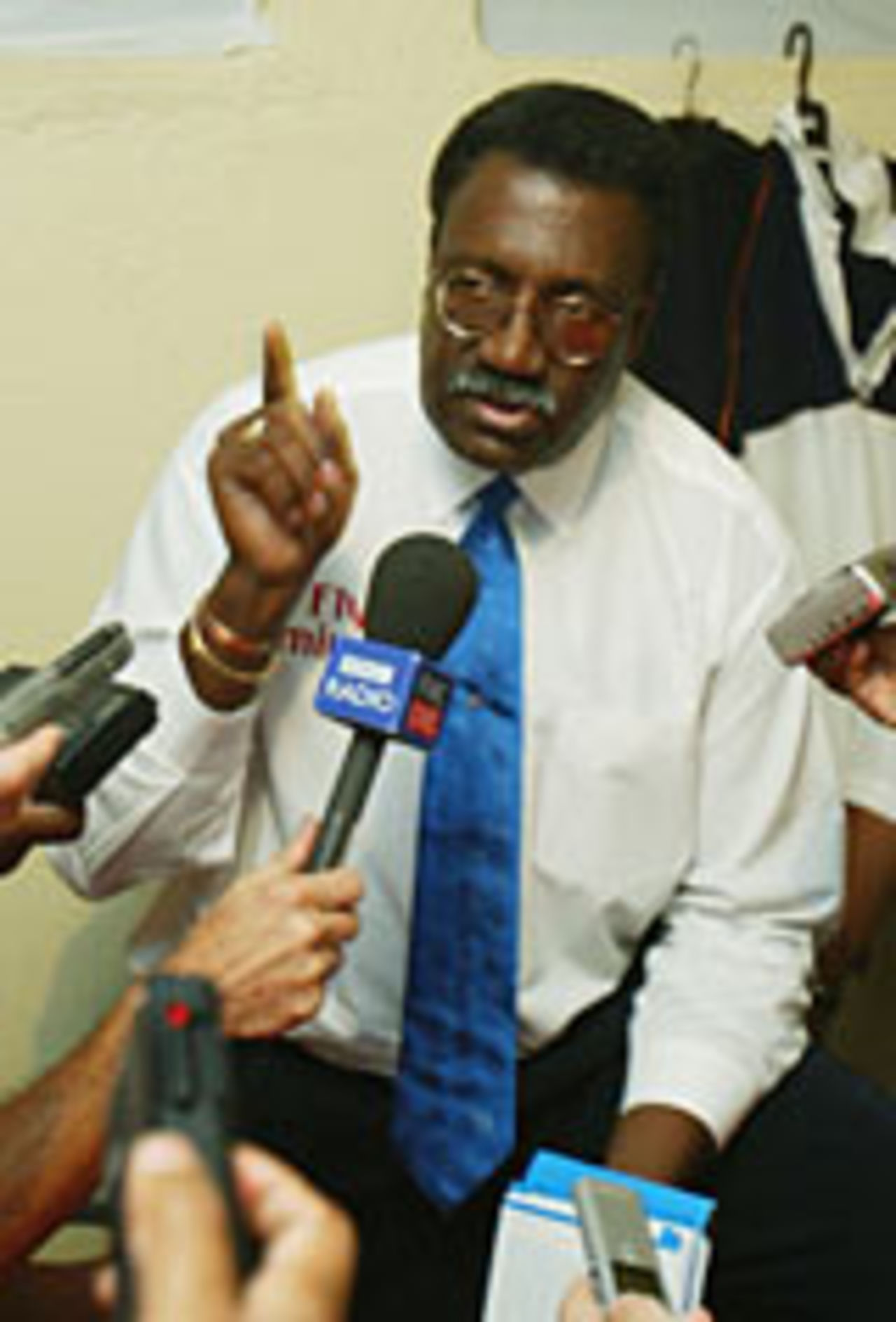 Clive Lloyd delivers his findings after looking into accusations that Nasser Hussain abused Muttiah Muralitharan, Sri Lanka v England, 2nd Test, Kandy, December 11, 2003