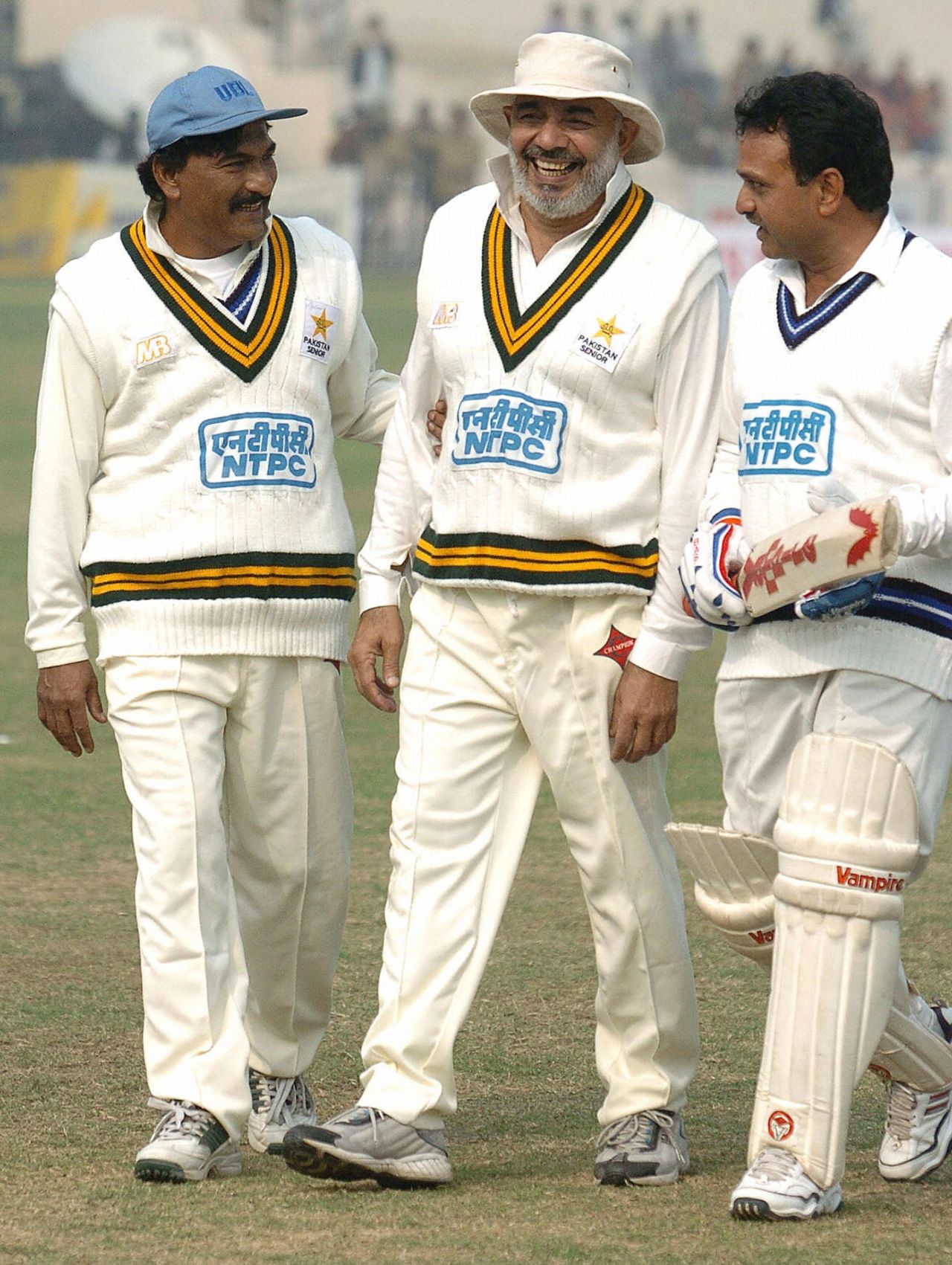 (From left) Former Pakistan Test players Mansoor Akhtar and Azmat Rana speak to former Indian Test batsman Yashpal Sharma, Indian Veterans v Pakistan Veterans, Delhi, December 21, 2003