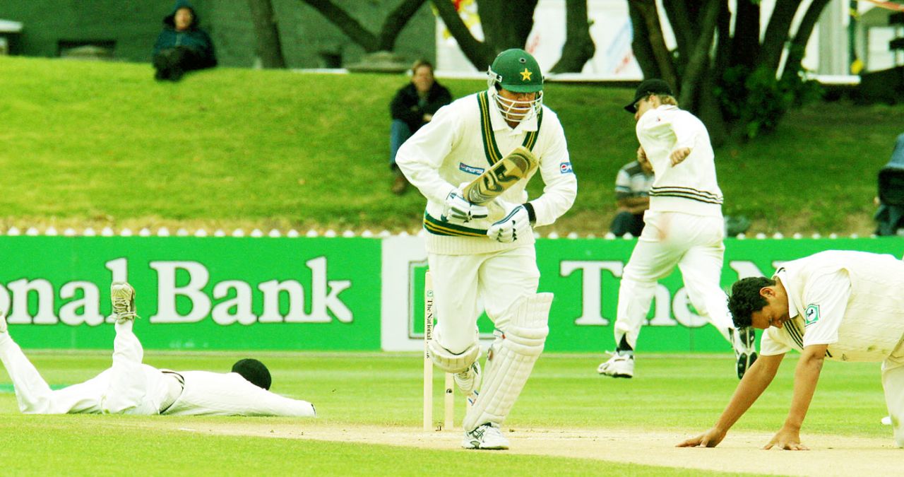 Inzamam-ul-Haq running a quick single, New Zealand v Pakistan, 2nd Test, Wellington, 5th day, December 30, 2003