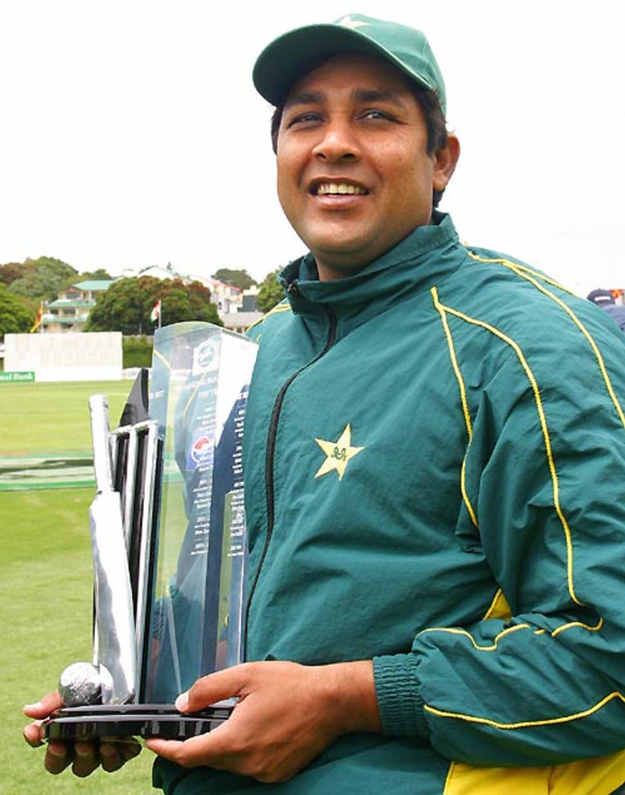Inzamam-ul-Haq with the trophy after winning the Test series in New Zealand, Wellington, December 30, 2003
