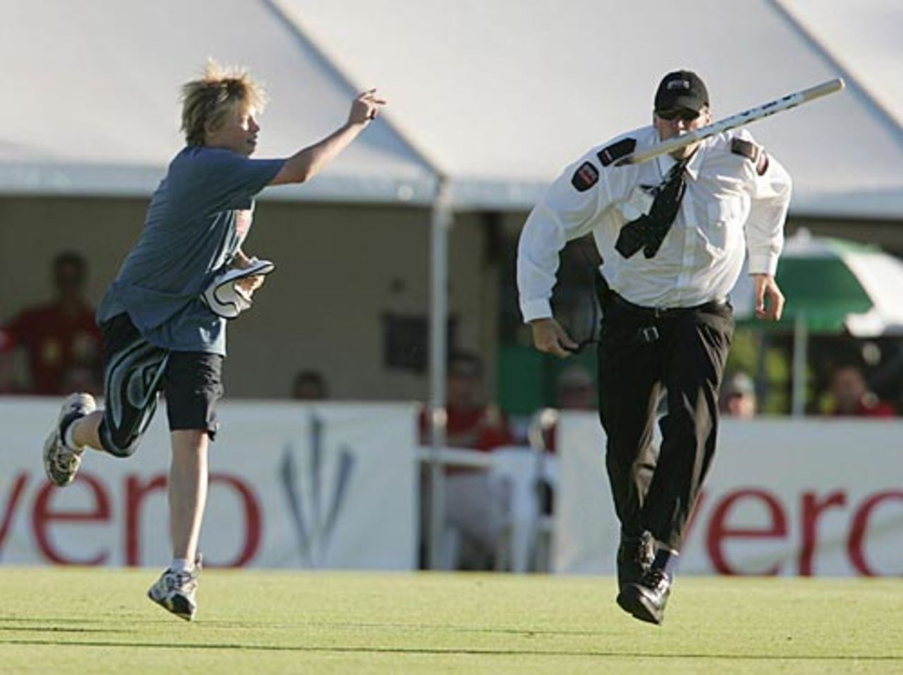 Souvenir hunting, Pakistanis v CA Chairman's XI, Lilac Hill, Perth, December 7, 2004