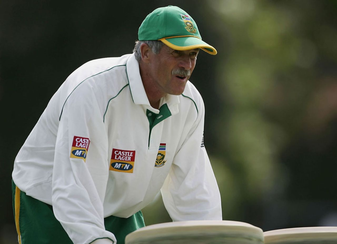 Ray Jennings with a bowling machine at a South African training session, Port Elizabeth, December 15 2004