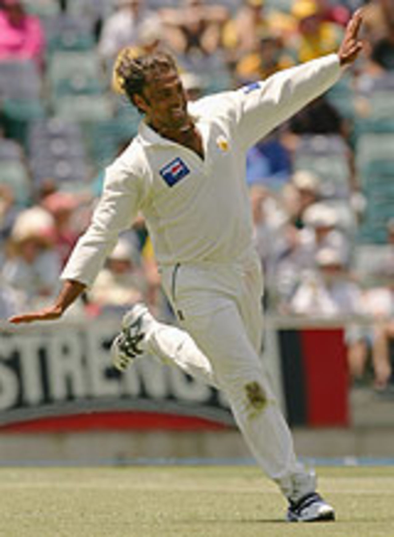 Shoaib Akhtar does an airplane, Australia v Pakistan, 1st Test, Perth, December 16 2004