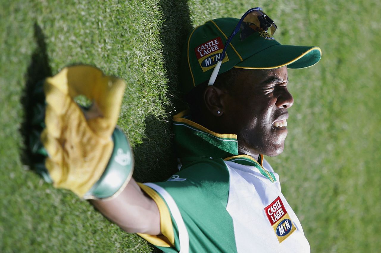 Thami Tsolekile warms up, Port Elizabeth, December 16, 2004