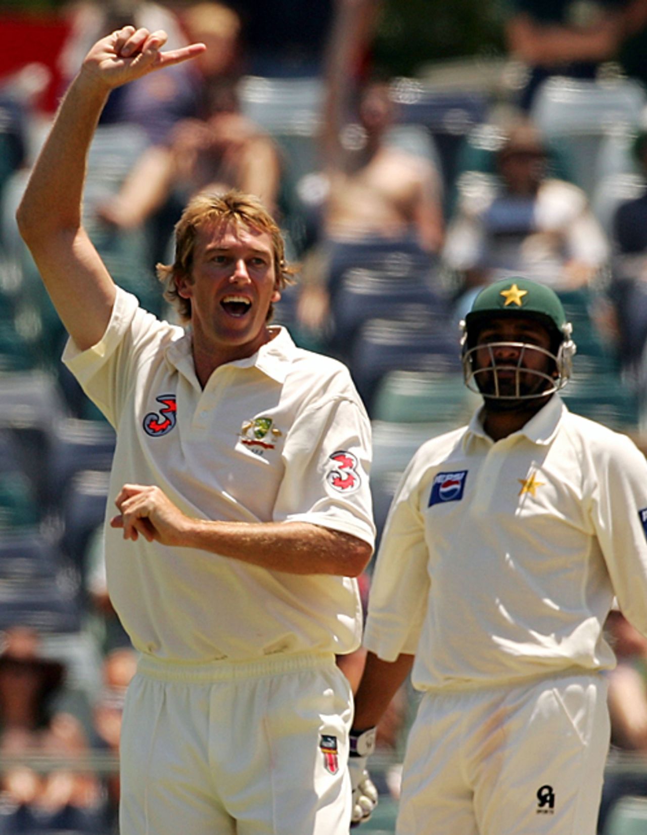 Glenn McGrath celebrates a wicket, Australia v Pakistan, 1st Test, Perth, 4th day, December 19, 2004
