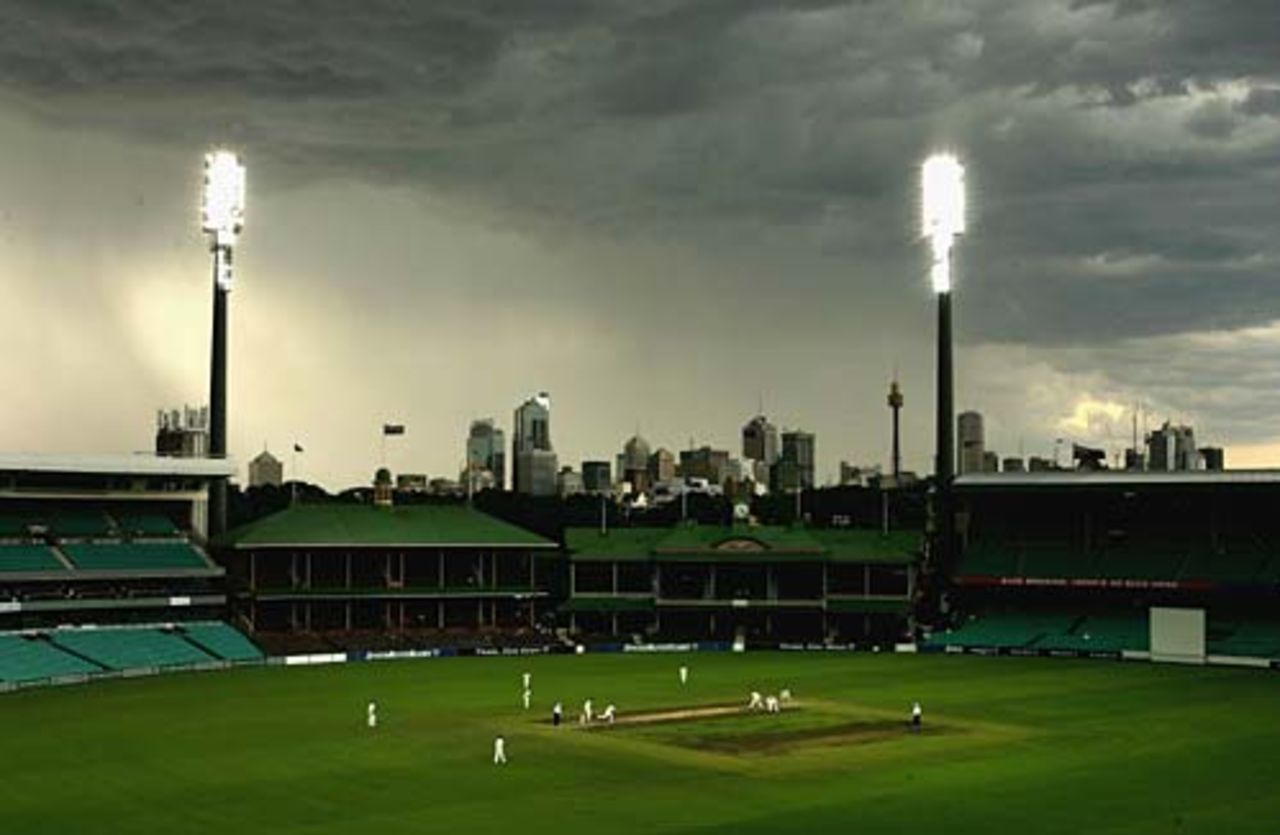 Floodlights brighten the final overs, New South Wales v Tasmania, Sydney, December 19 2004