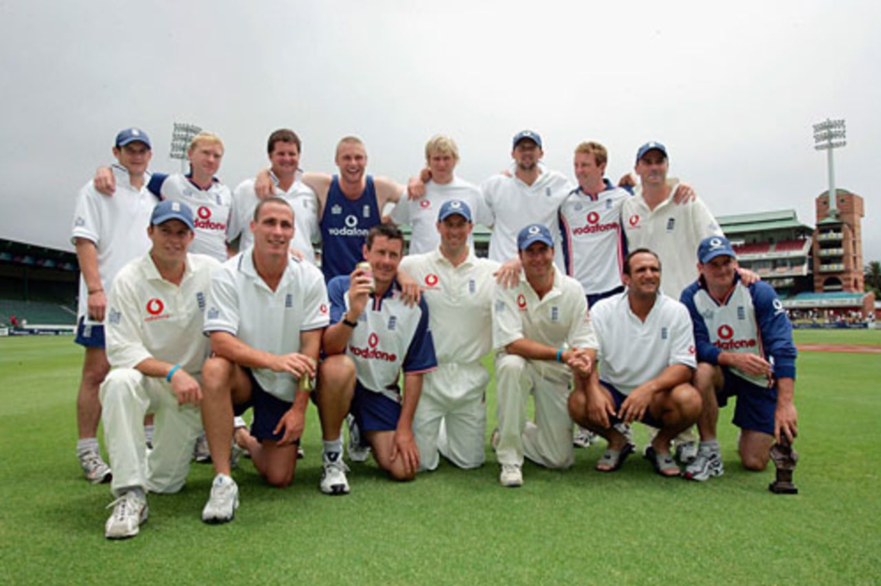 The England squad all together after winning, South Africa v England, 1st Test, Port Elizabeth, 5th day, December 21 2004