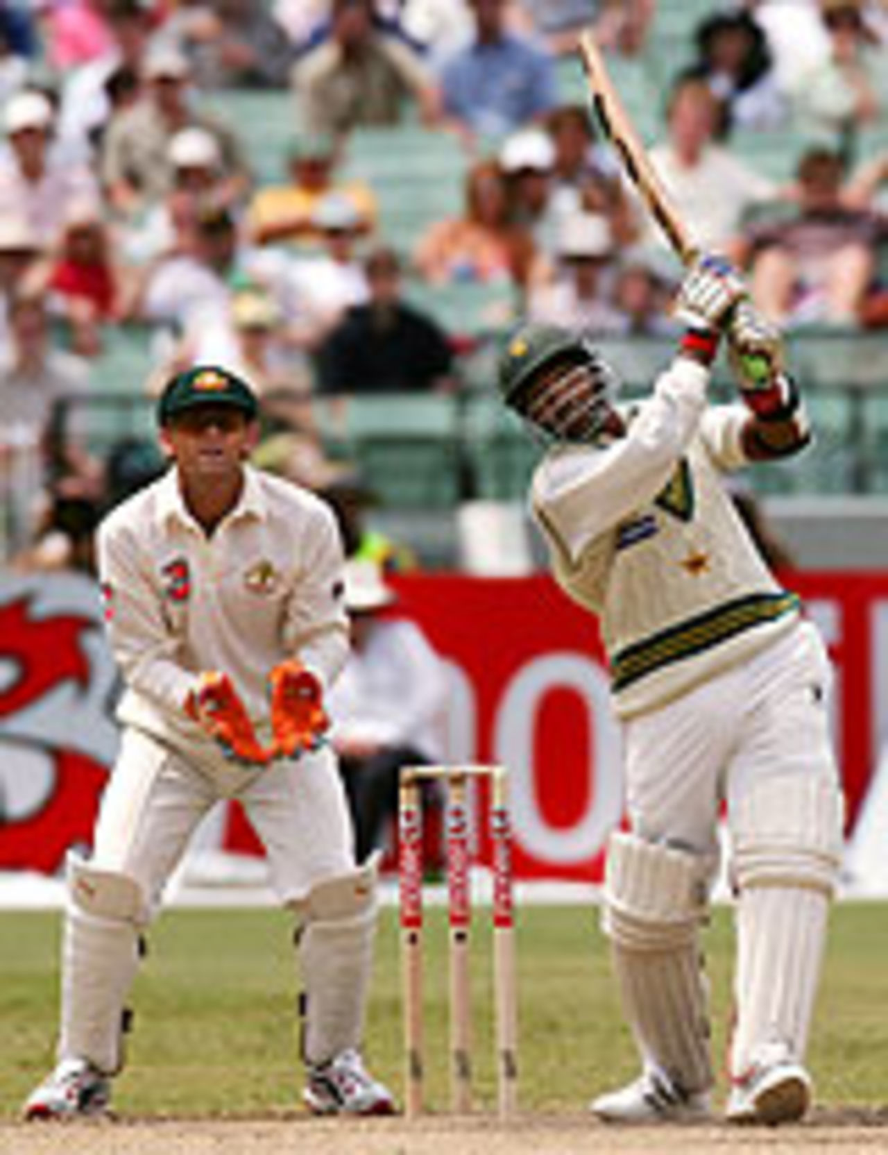 Yousuf Youhana smacks one over the sightscreen, Australia v Pakistan, 2nd Test,  Melbourne, December 26, 2004