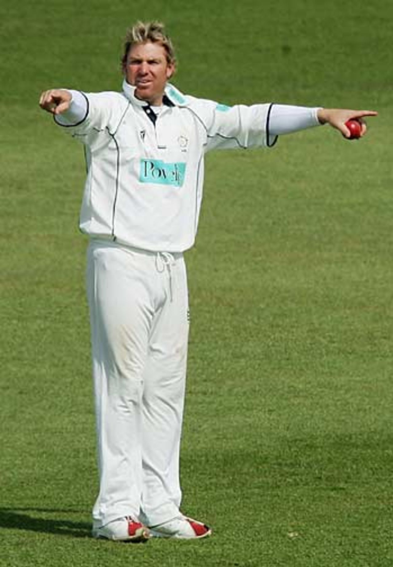Shane Warne sets his field, Sussex v Hampshire, Hove, April 20, 2005