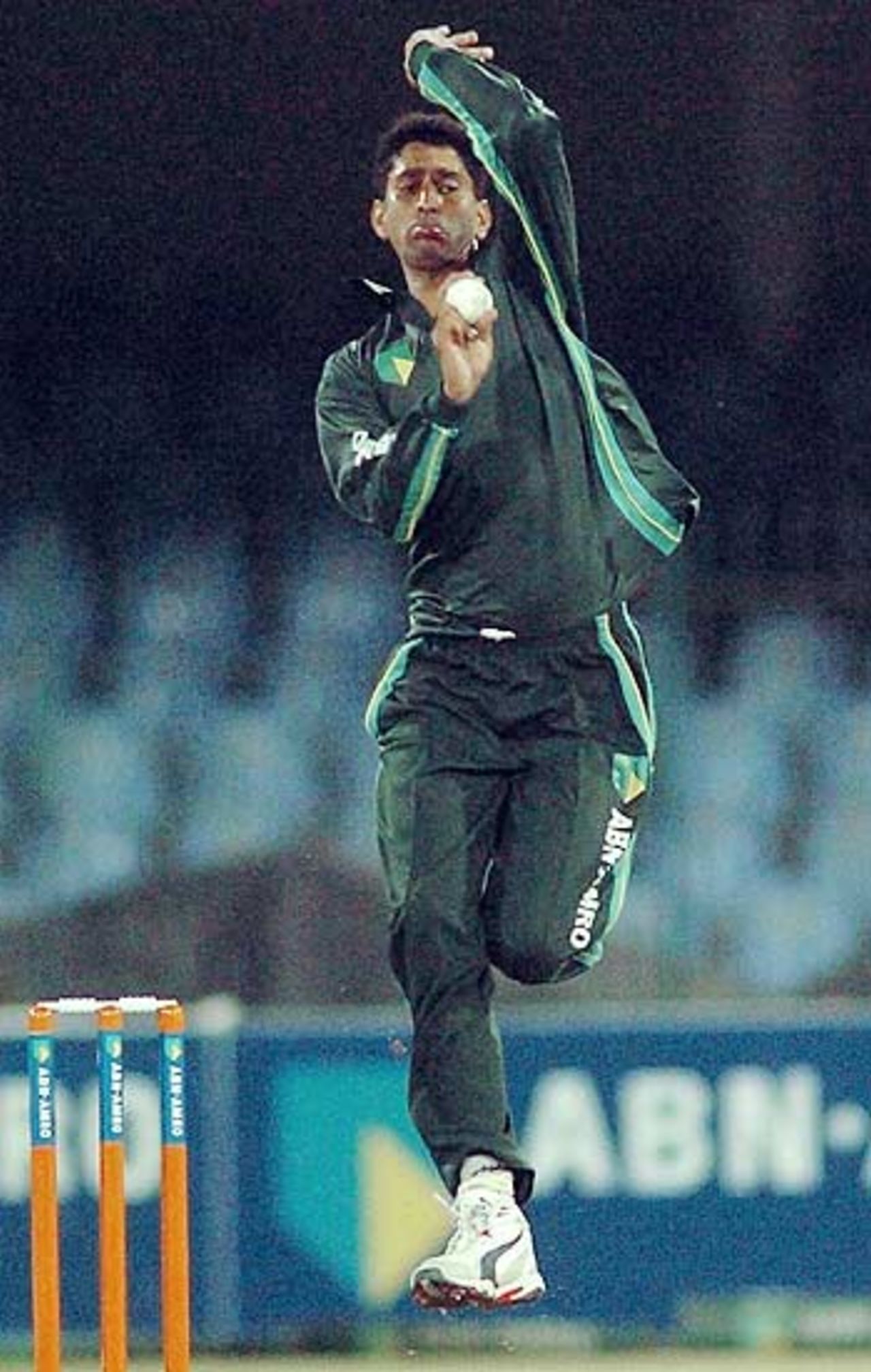 Shabbir Ahmed in action, Multan Tigers v Sialkot Stallions, Twenty20, April 27, 2005