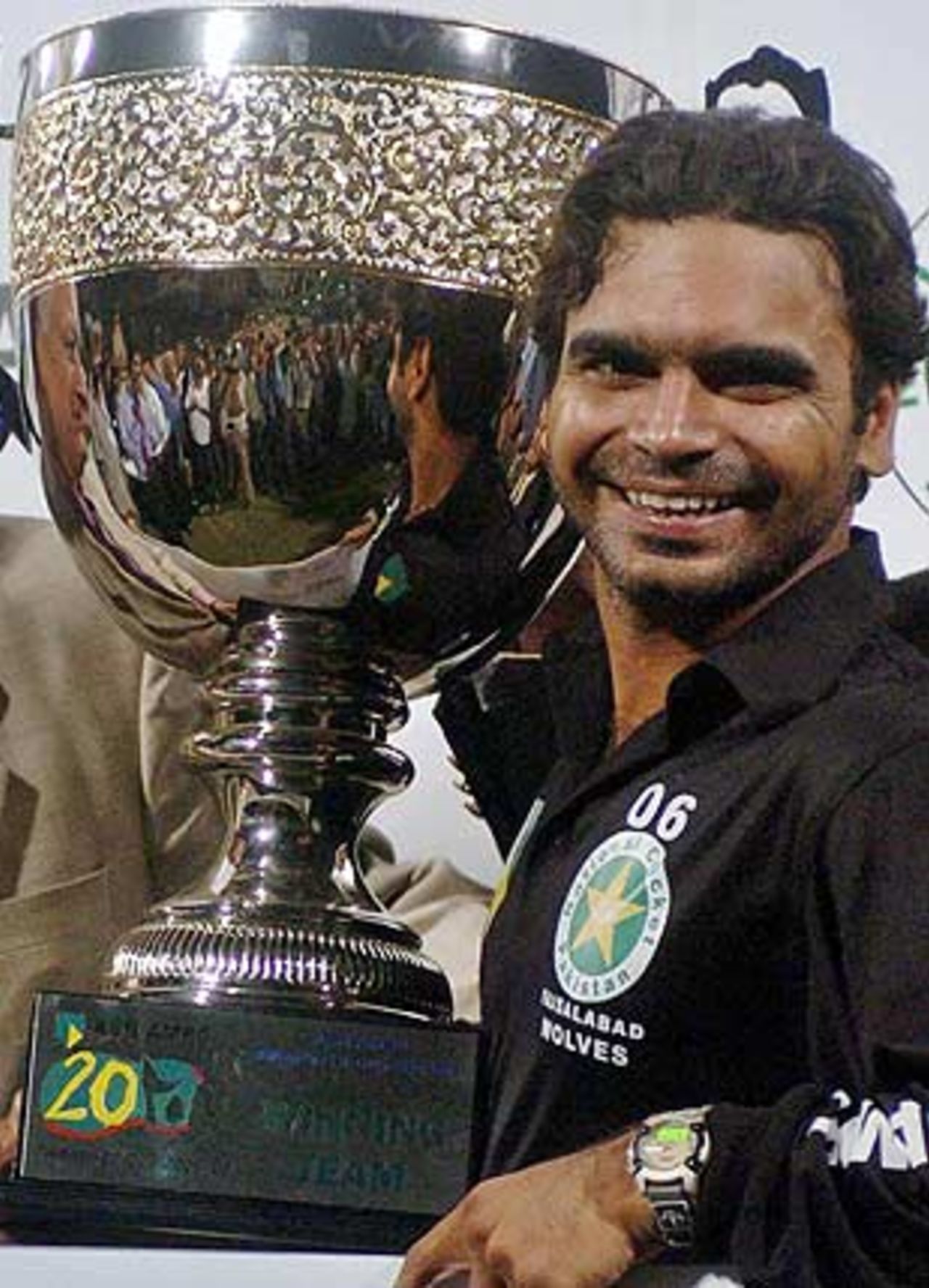 Naveed Latif receives a winning trophy, Twenty20, Lahore, April 30, 2005