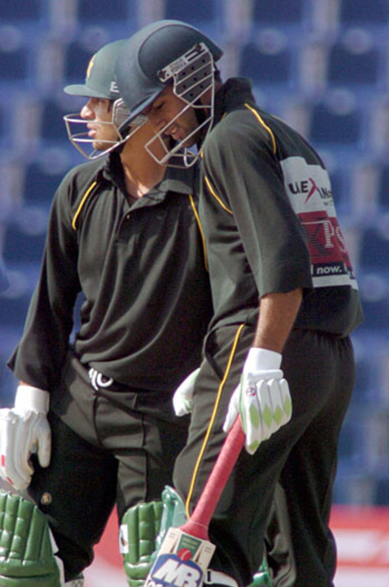 Salman Butt and Shoaib Malik discuss tactics, Pakistan Masters v Sri Lanka Masters, Abu Dhabi, May 2, 2005