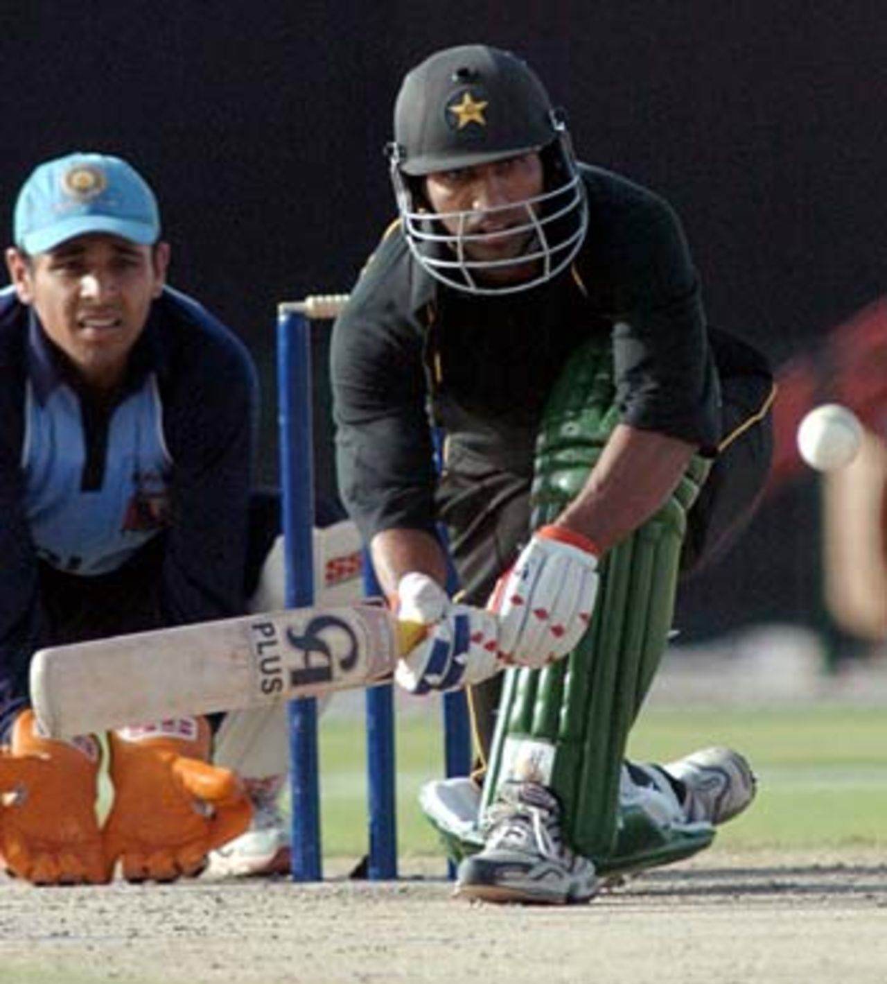 Yousuf Youhana sweeps on his way to 50, Pakistan Masters XI v India Masters XI, Abu Dhabi, May 3, 2005