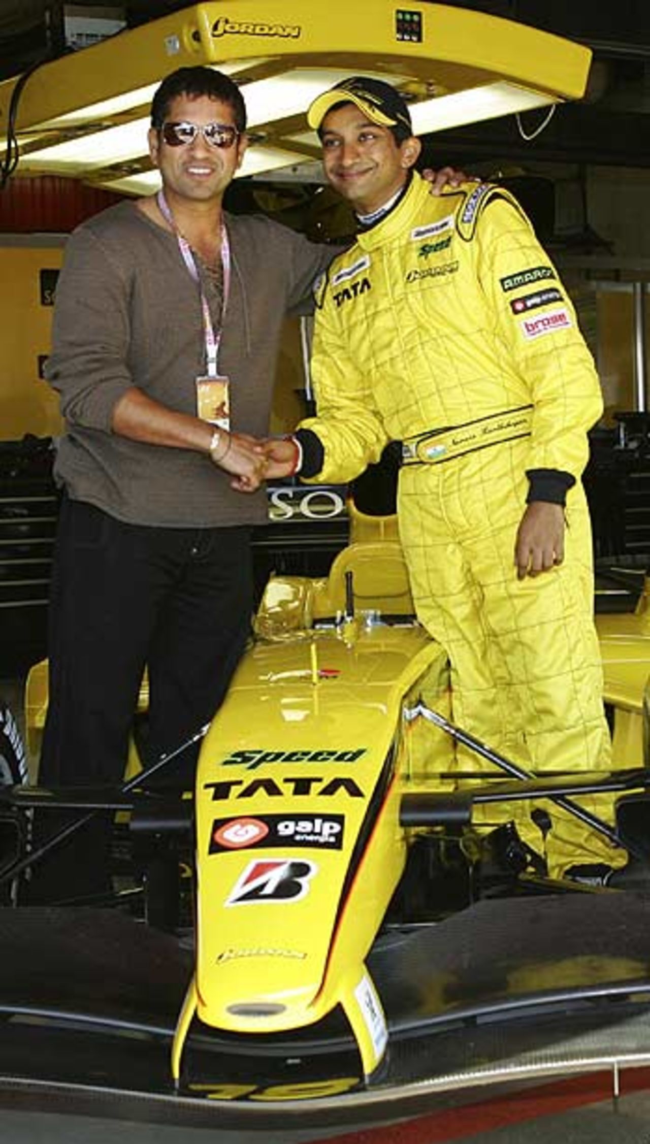 Narain Karthikeyan shakes hands with Sachin Tendulkar, Catalunya, May 7, 2005