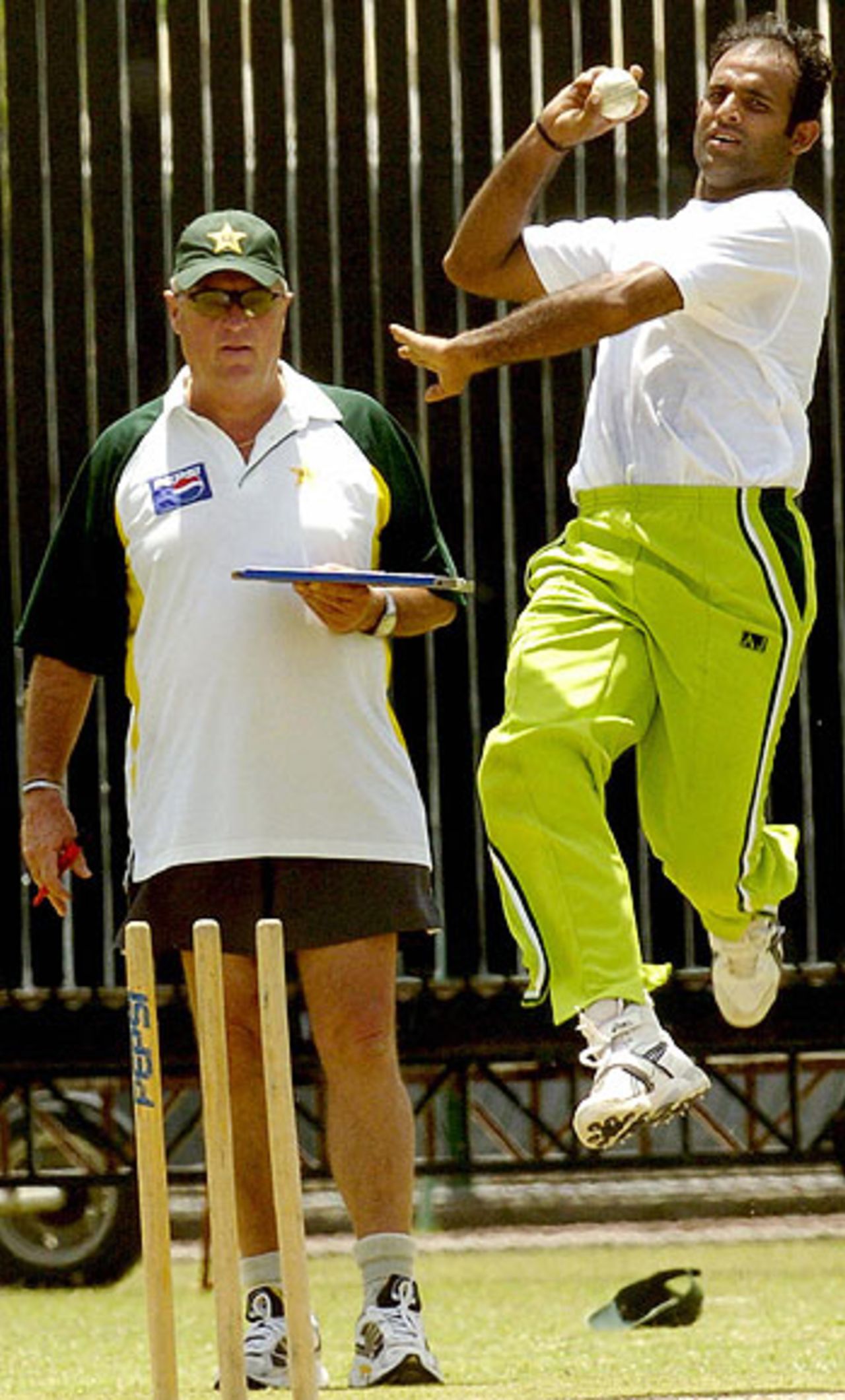 Bob Woolmer watches Rana Naved-ul-Hasan in practice | ESPNcricinfo.com