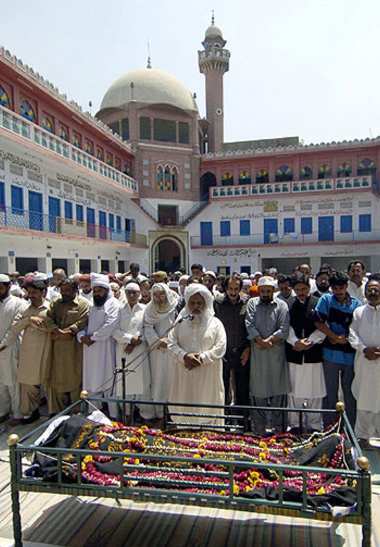 Mourners gather for Fazal Mahmood's funeral, Lahore, May 31, 2005