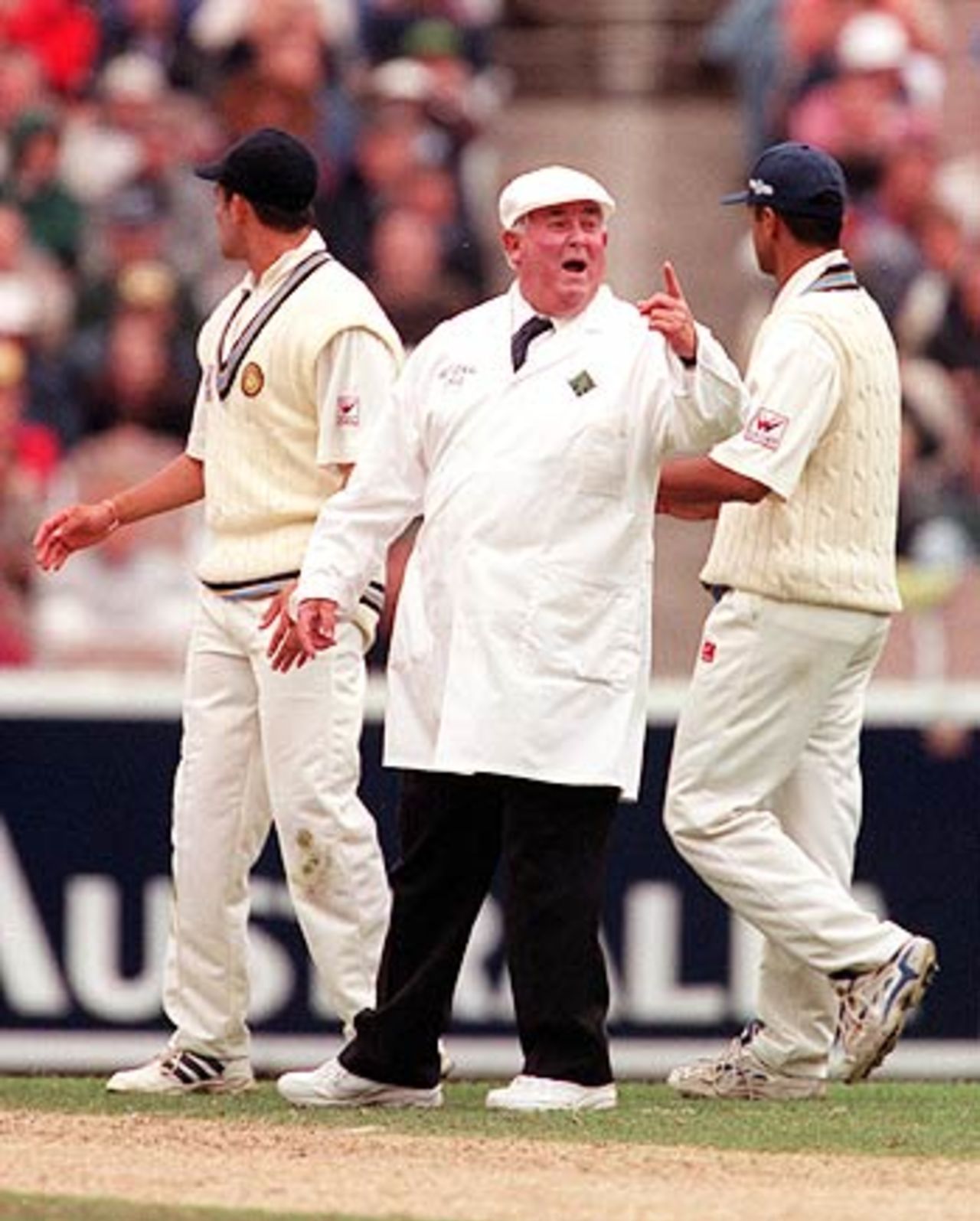 Shepherd asks Glenn McGrath (not in picture) to head towards the pavilion after he is run out in the second Test against India at Melbourne, Dec 28, 1999
