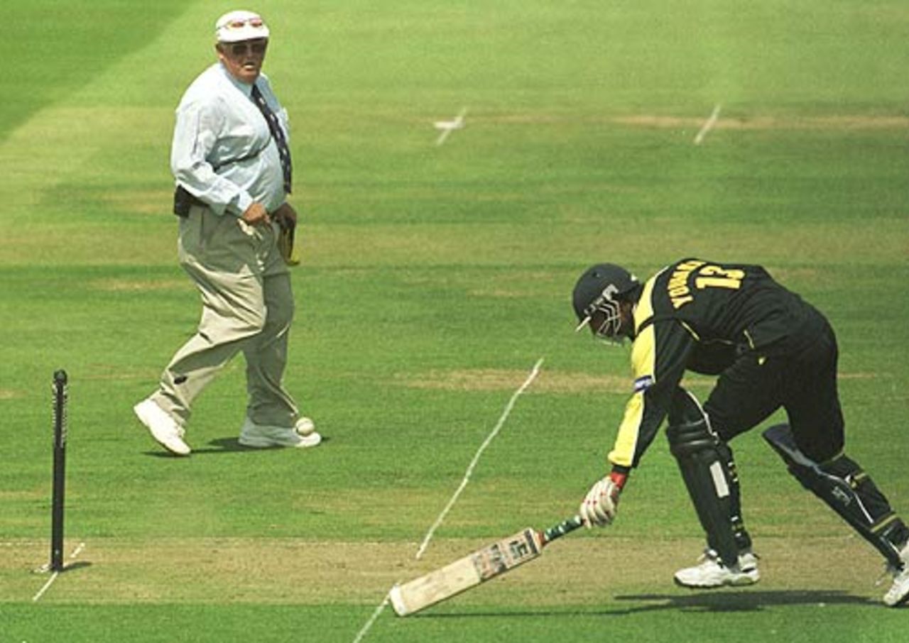 It's a young man's game - Shepherd quickly gets into position as Yousuf
Youhana tries to scramble back into his crease during the Natwest Triangular Series final at Lord's, Jun 23, 2001


