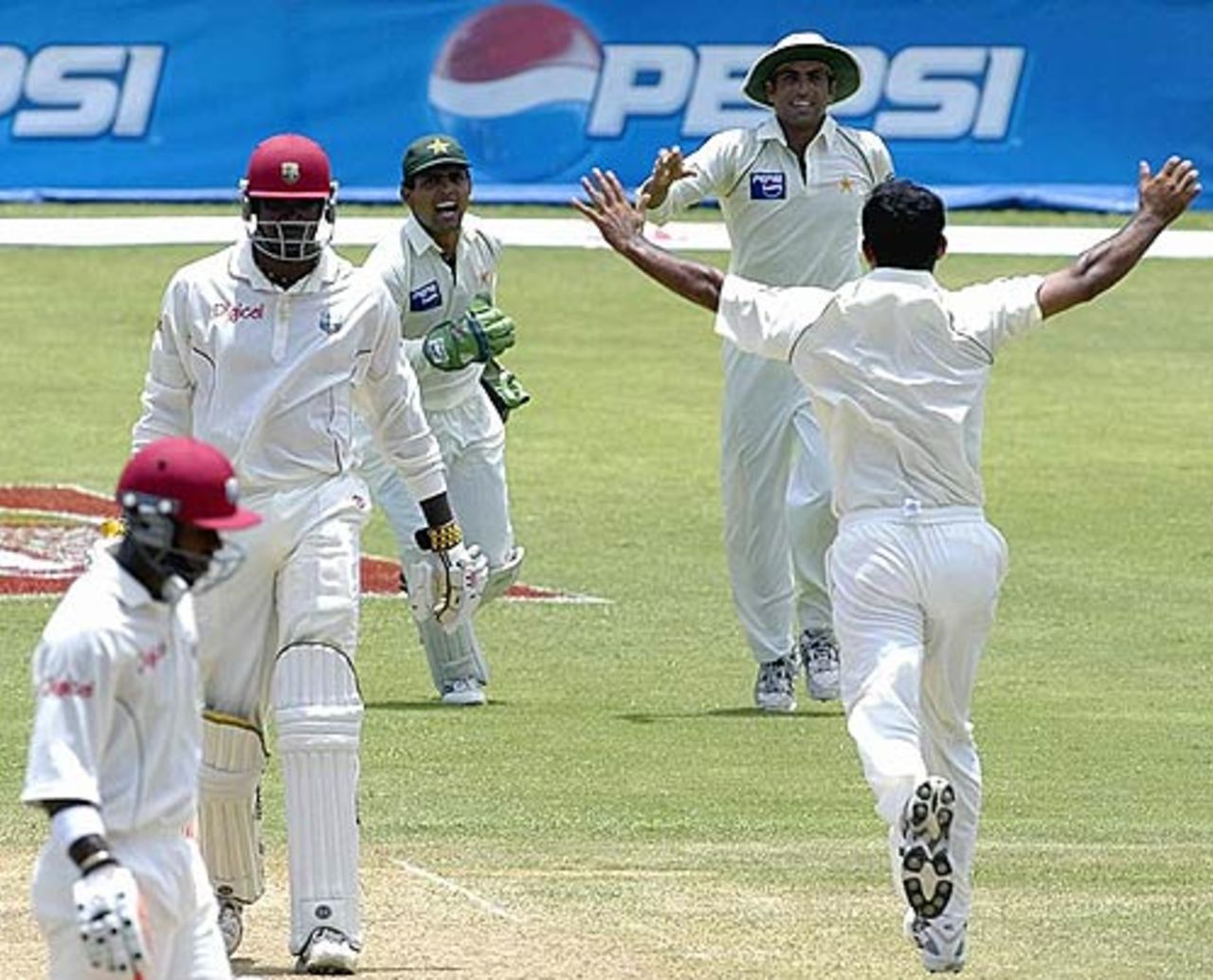 Abdul Razzaq nails Chris Gayle, West Indies v Pakistan, 2nd Test, Kingston, 2nd day, June 4, 2005