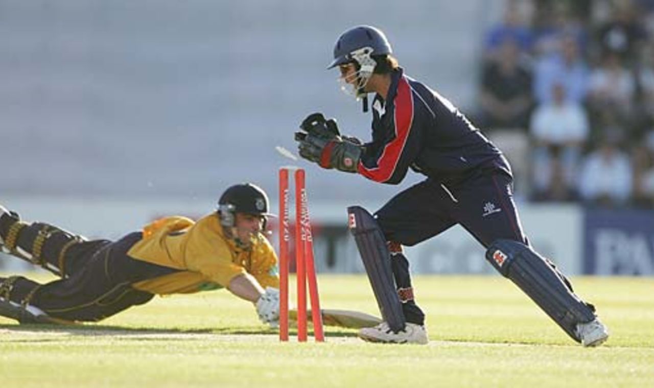 Ben Scott runs out Greg Lamb, Hampshire v Middlesex, Twenty20, Southampton, June 22, 2005