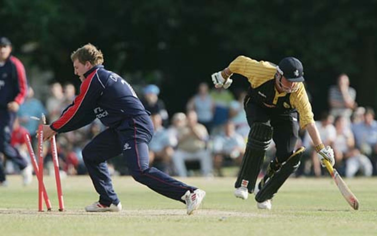 Robert Key just avoids being run out by Jamie Dalrymple, Middlesex v Kent, Twenty20, Uxbridge, June 29, 2005