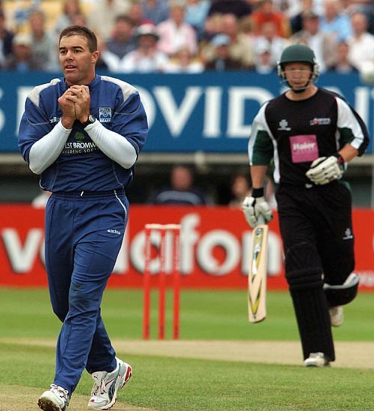Heath Streak catches Gareth Barry , Warwickshire v Worcestershire, Edgbaston, July 1, 2005