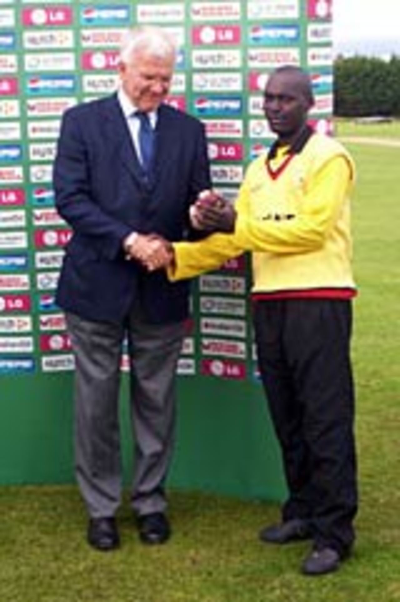 Malcolm Speed presents Joel Olwenyi with the Man-of-the-Match award, Uganda v USA, Lurgan, July 4, 2005