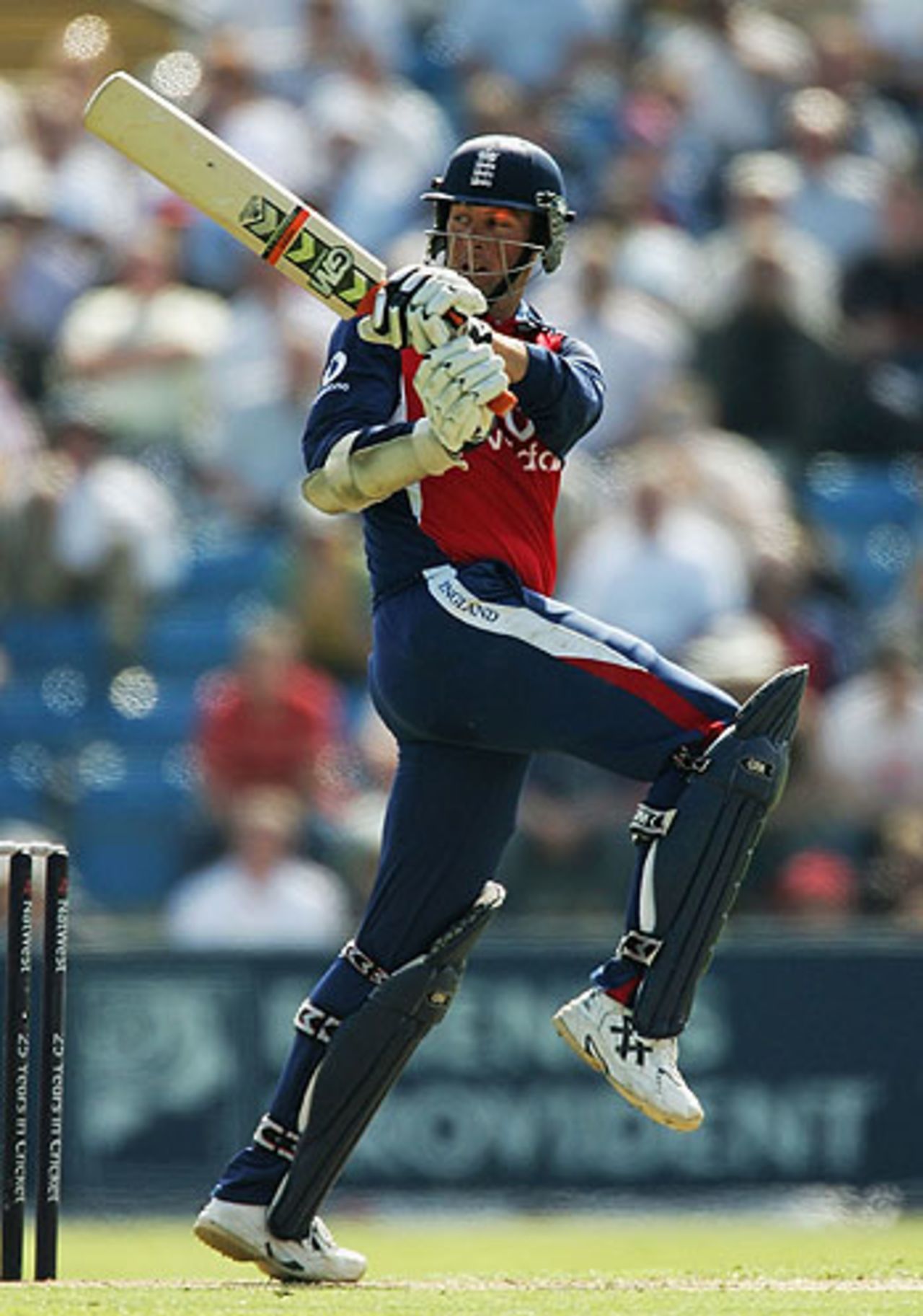 Marcus Trescothick pulls on his way to 104*, England v Australia, NatWest Challenge, Headingley, July 7, 2005