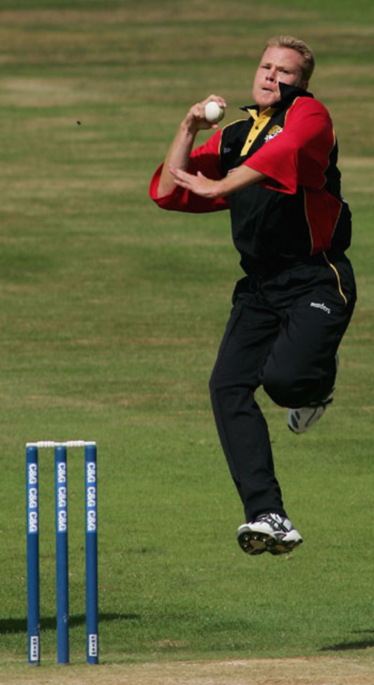 Martin Saggers bowling against Warwickshire, C&G Trophy quarter finals, Kent v Warwickshire, Edgbaston, July 15, 2005