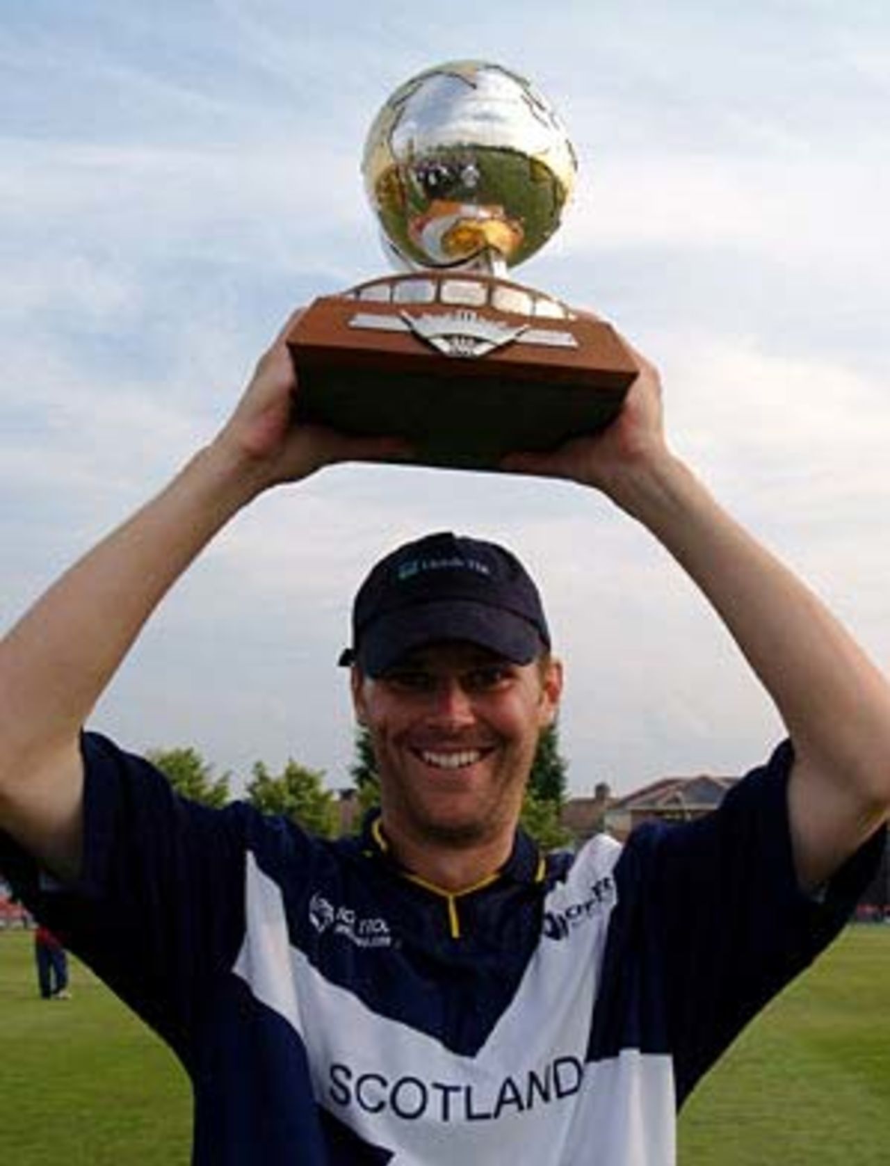 Craig Wright lifts the ICC Trophy, Dublin, July 13, 2005