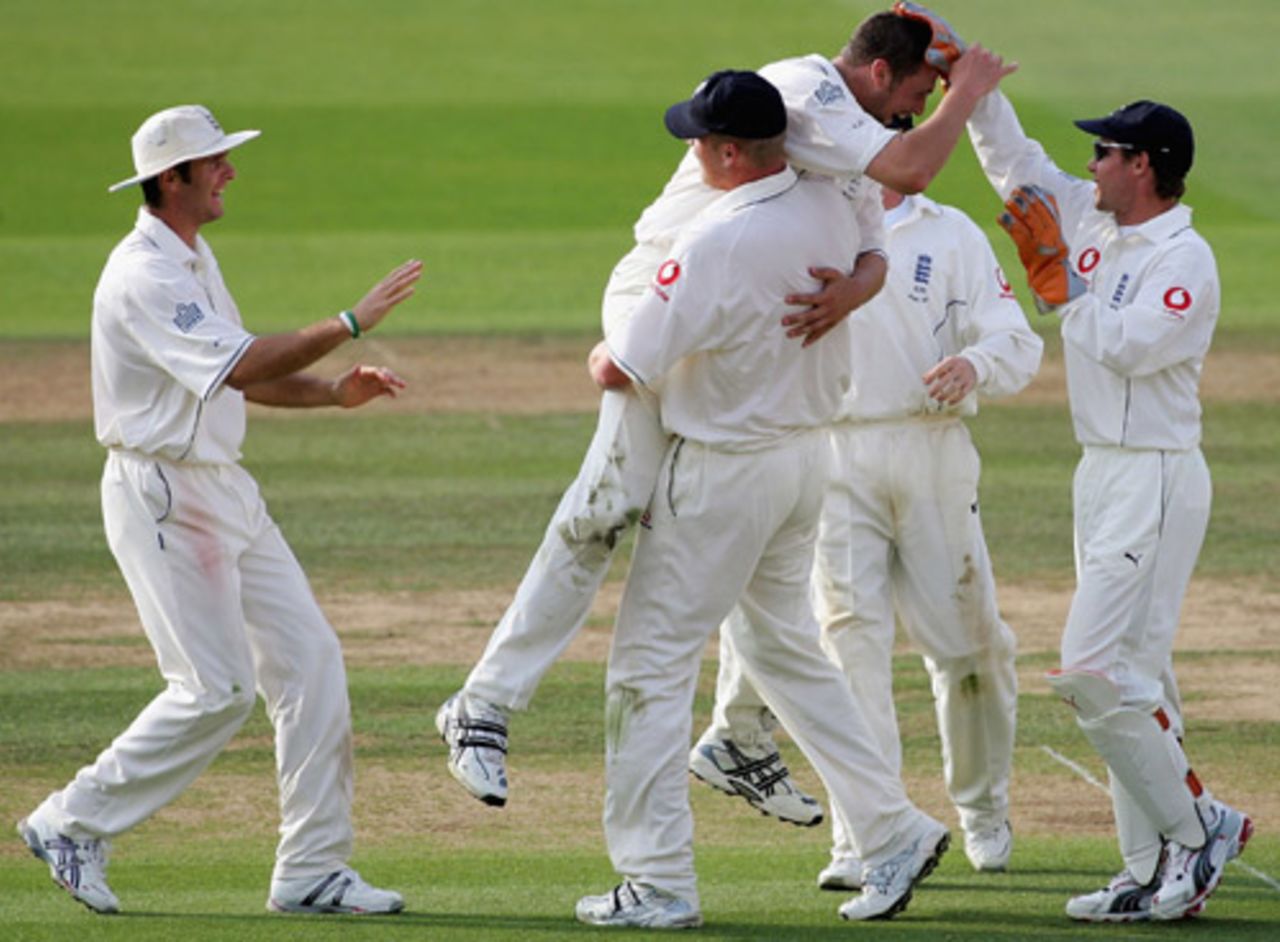 The England side celebrate a wicket, England v Australia, Lord's, July 22, 2005