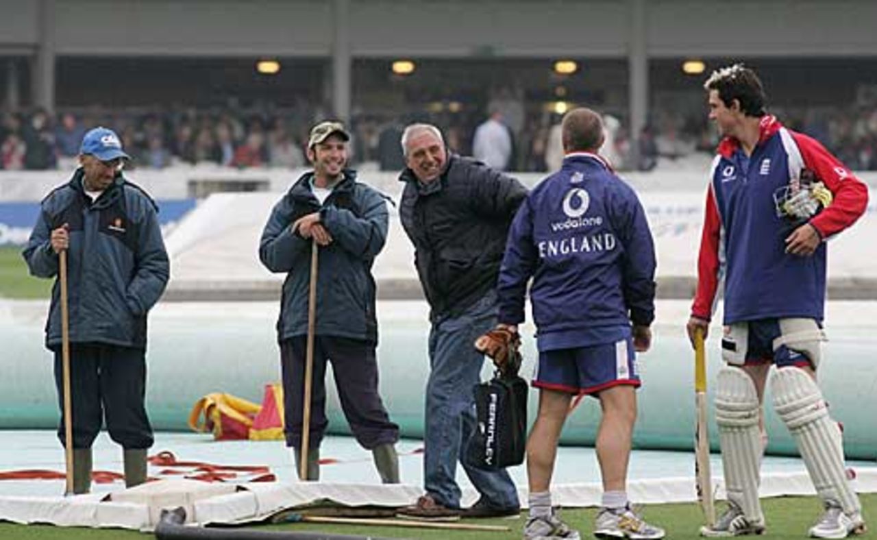 Kevin Pietersen and Matthew Maynard chat with Mick Hunt, the Lord's groundsman, England v Australia, 1st Test, Lord's, July 24
