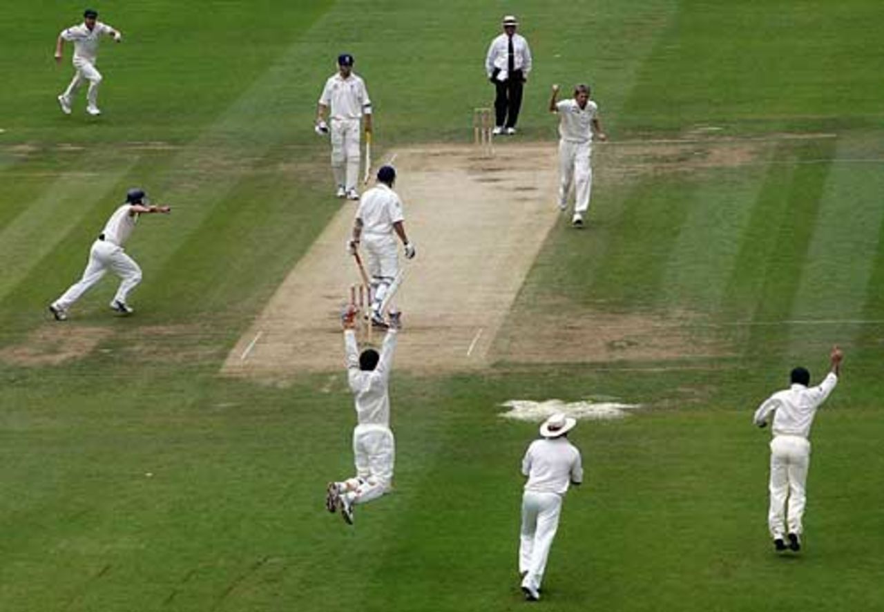 Glenn McGrath dismisses Ashley Giles, England v Australia, 1st Test, Lord's, July 24