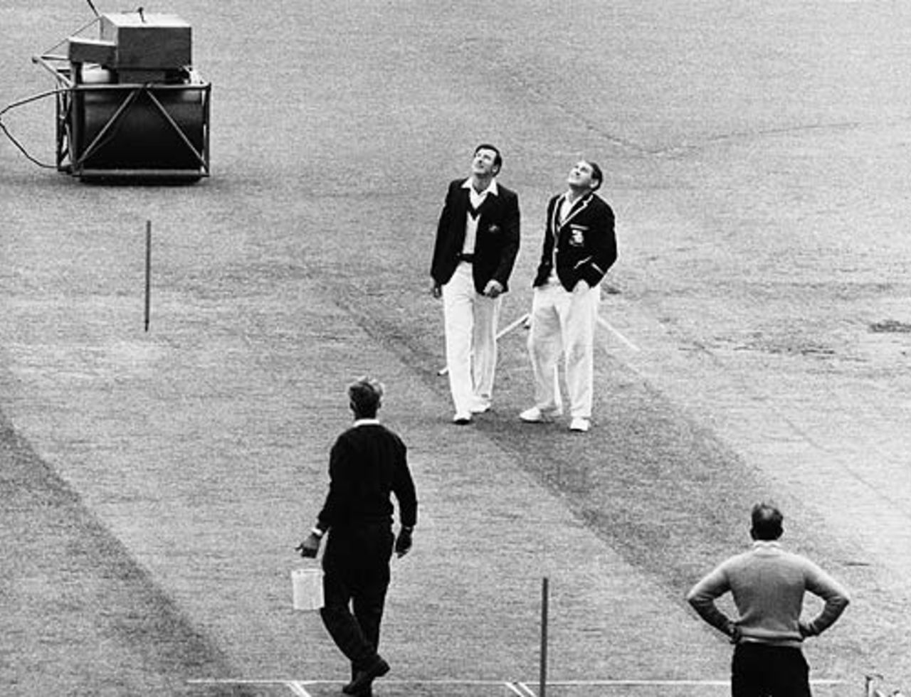 Bill Lawry and Ray Illingworth toss ahead of the fourth Test, Australia v England, Melbourne, January 1971
