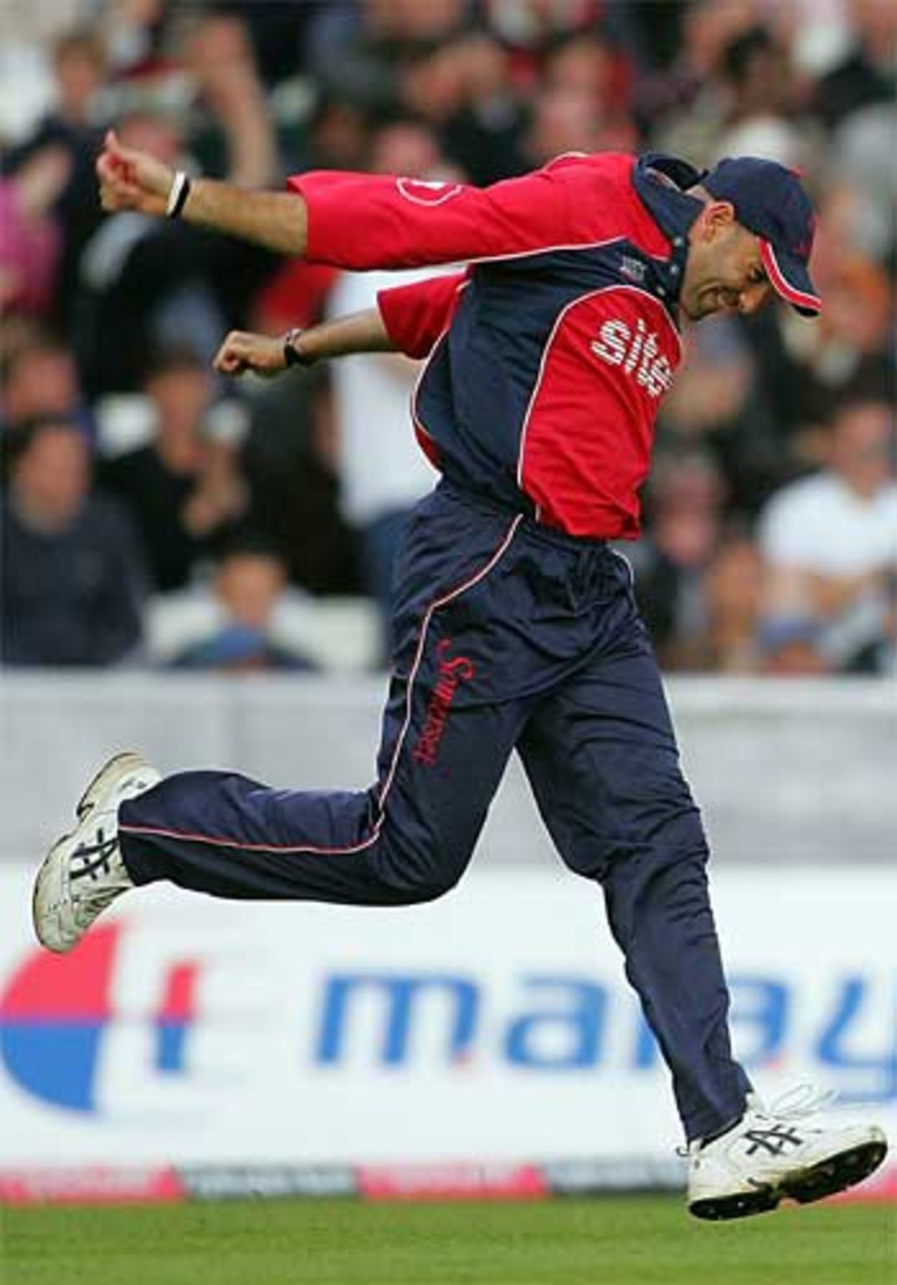 Richard Johnson celebrates booking Somerset's place in the final, Leicestershire v Somerset, Twenty20 semi-final, The Oval, July 30, 2005