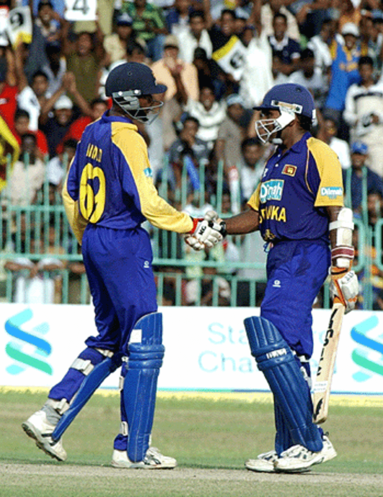 Russel Arnold and Mahela Jayawardene during an excellent partnership, India v Sri Lanka, Premadasa Stadium, August 9, 2005