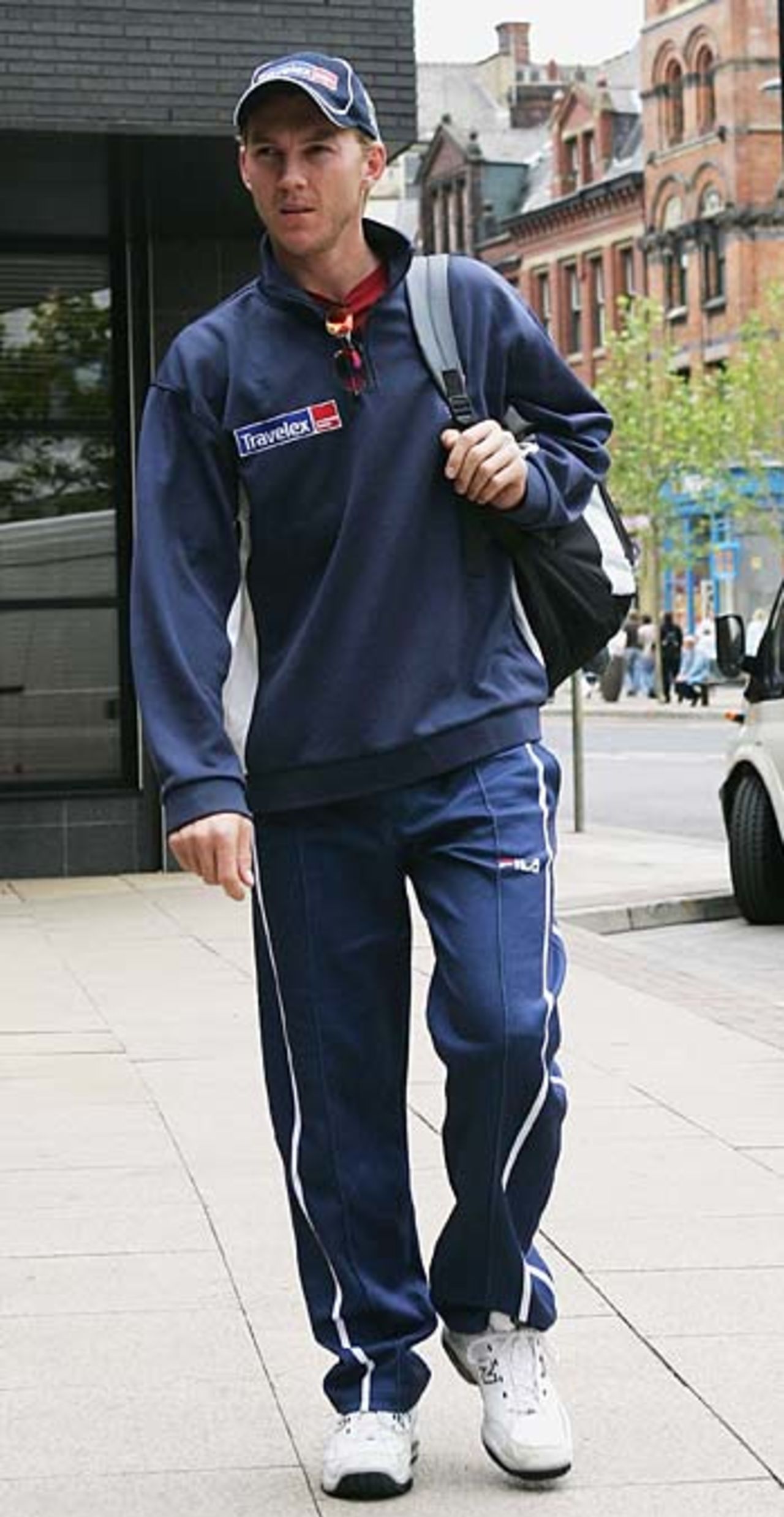 Brett Lee leaves hospital in Birmingham, August 10, 2005