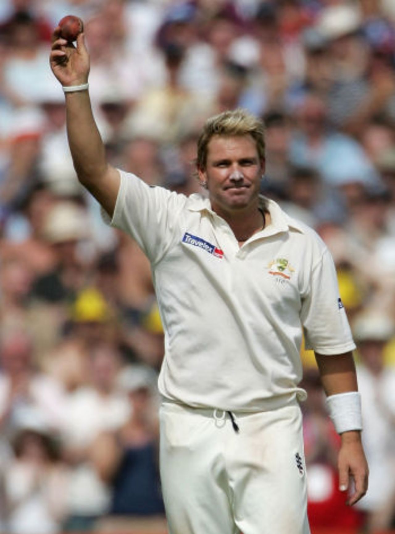 Shane Warne acknowledges the crowd following his 600th Test wicket, England v Australia, Old Trafford, August 11, 2005