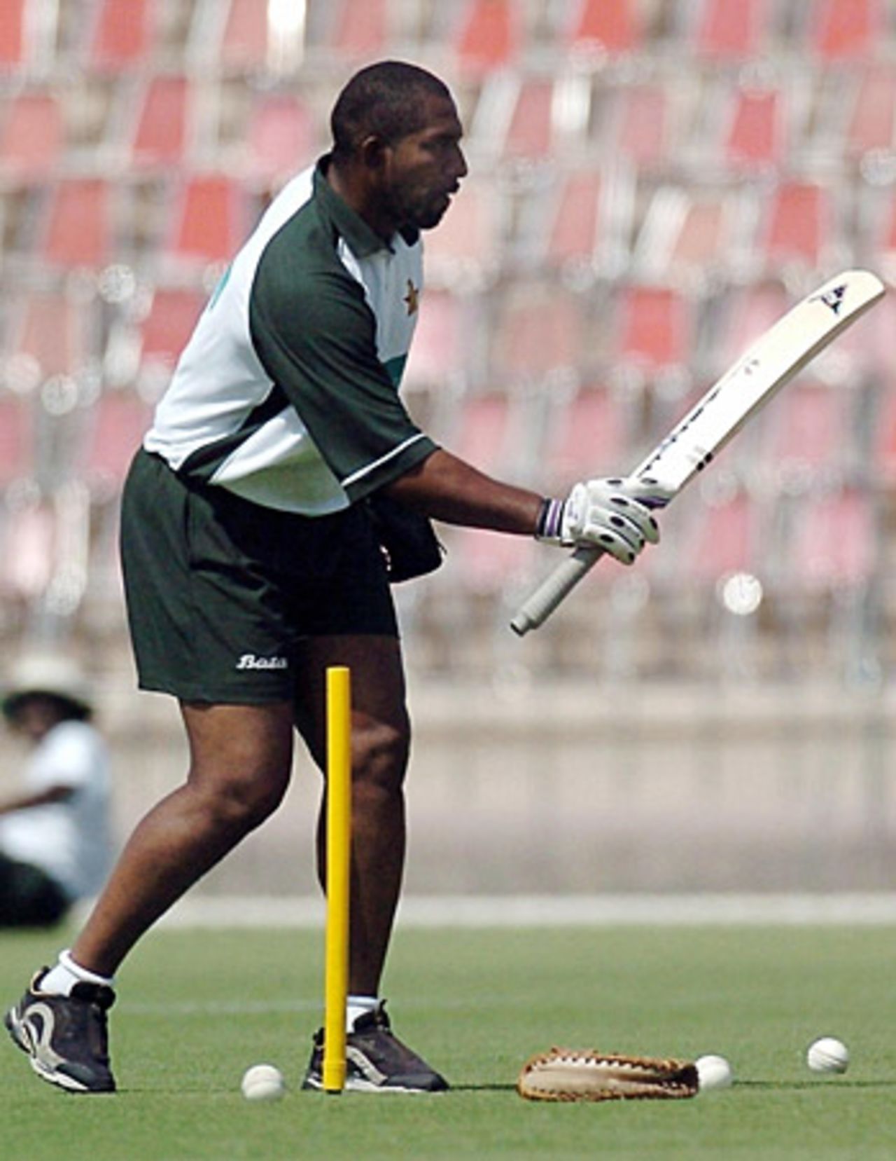 Phil Simmons takes a fielding practice, Dhaka, March 2005