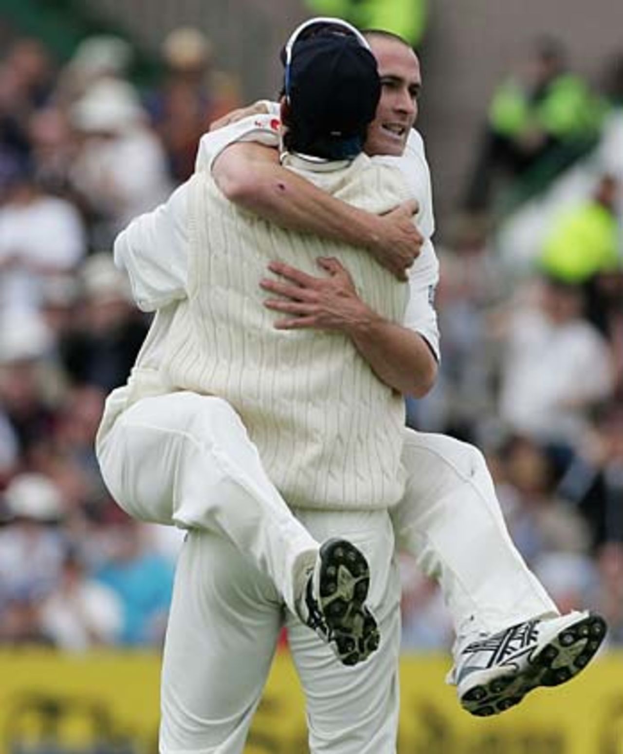 Simon Jones celebrates completes his six-wicket haul, England v Australia, 3rd Test, Old Trafford, August 14, 2005