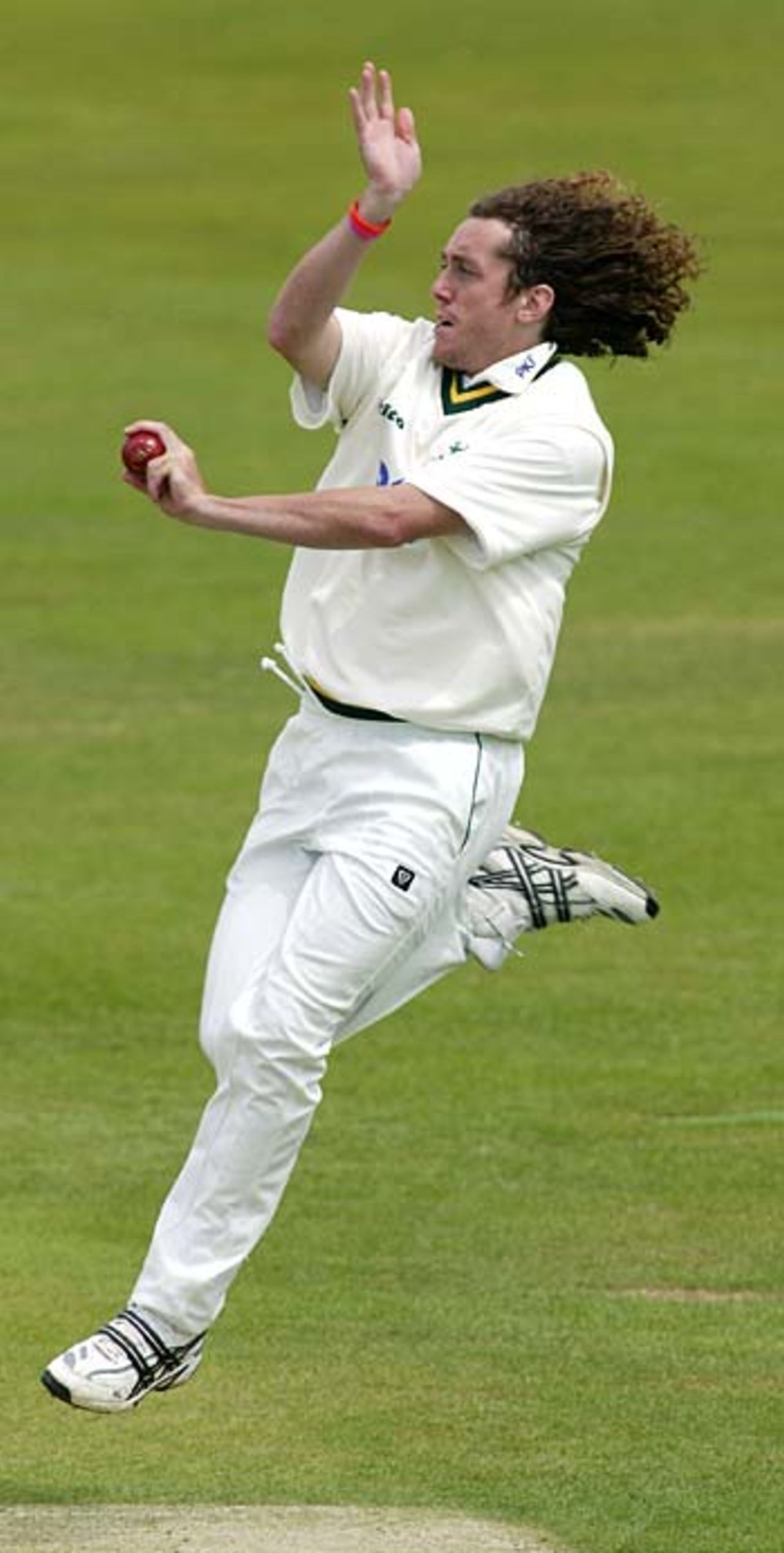Ryan Sidebottom in action for Nottinghamshire, , June 15, 2005
